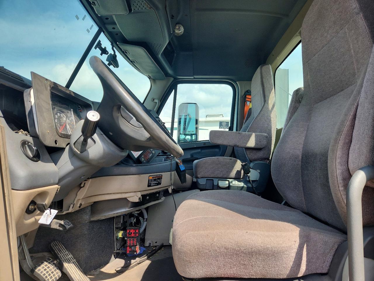 2017 Freightliner Cascadia 1 - Semi Truck White vin: 3AKJGEDV9HSHZ6129