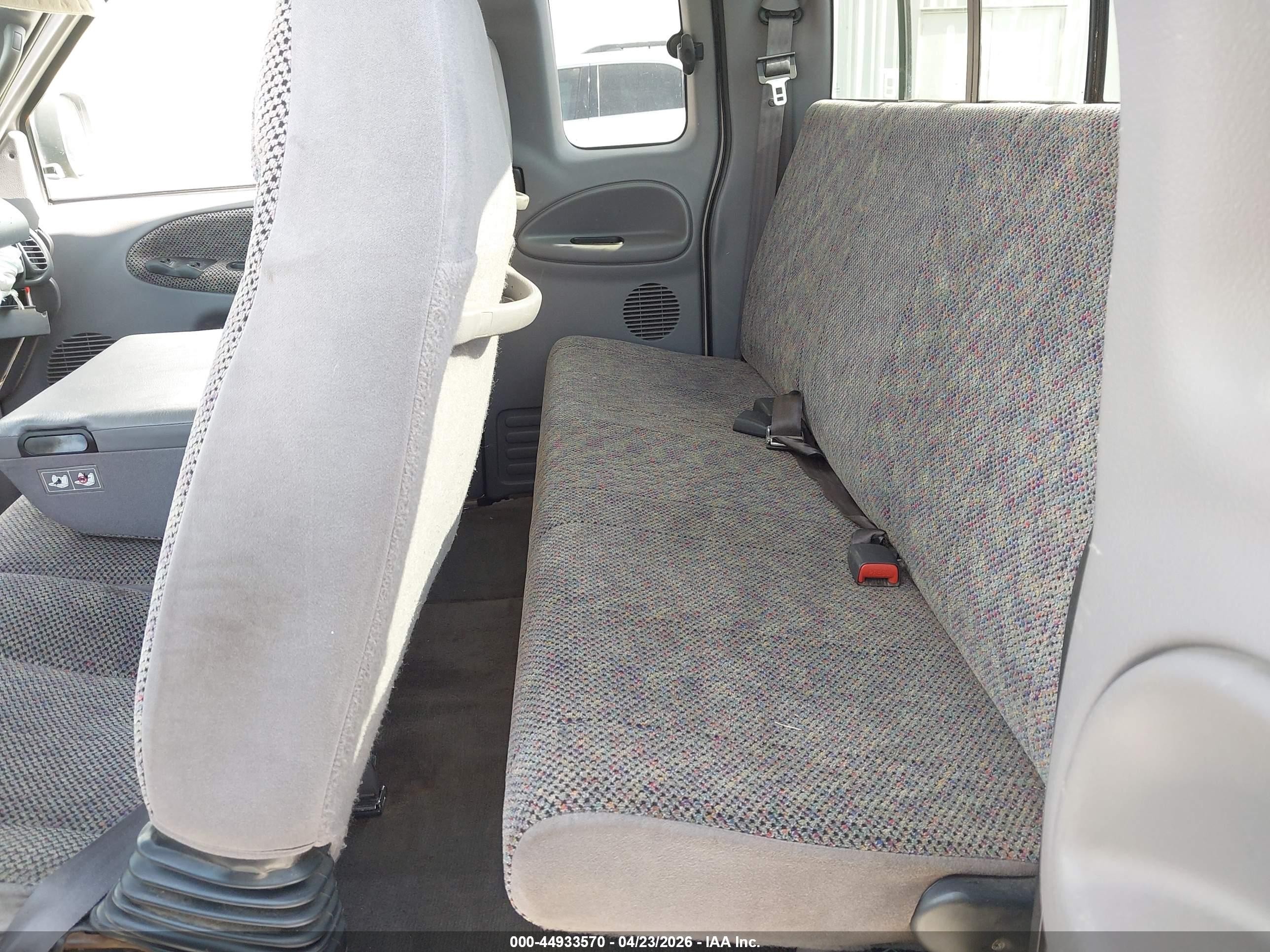 1998 Dodge Ram 1500 St Серебряный vin: 3B7HC13Y1WG215750