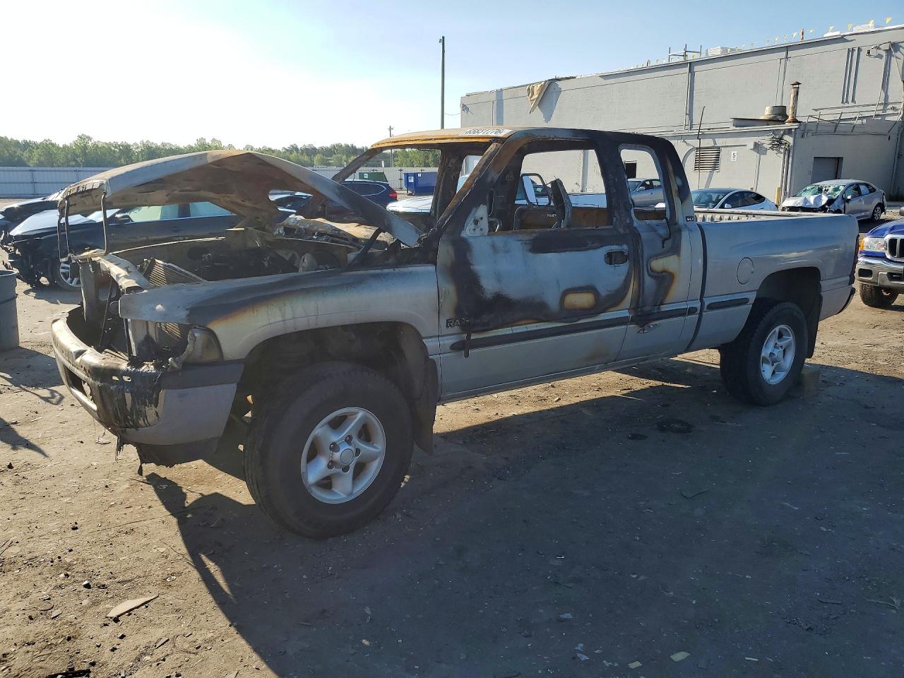 1999 Dodge Ram 1500 Silver vin: 3B7HF13Z3XM590848