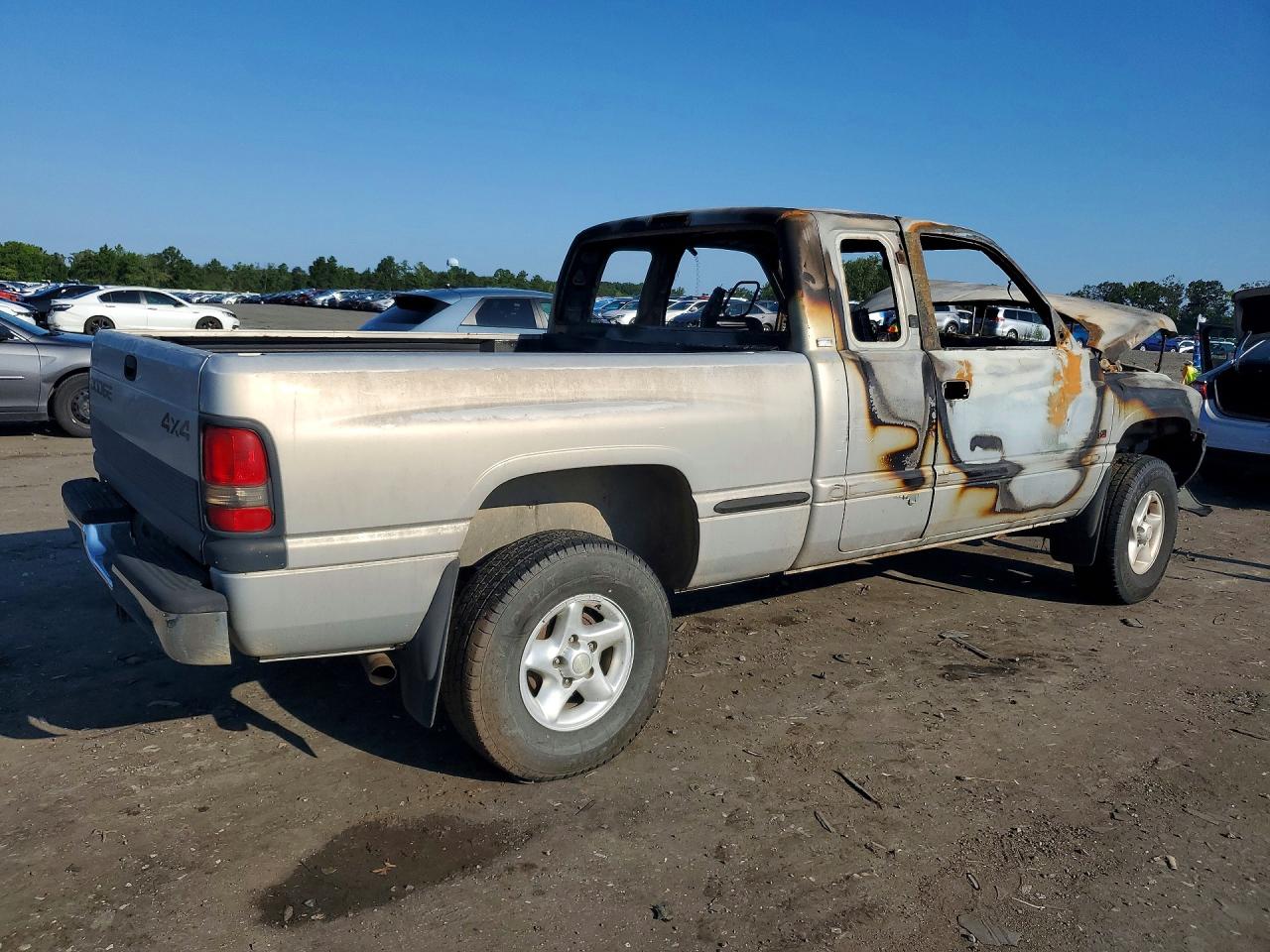 1999 Dodge Ram 1500 Silver vin: 3B7HF13Z3XM590848