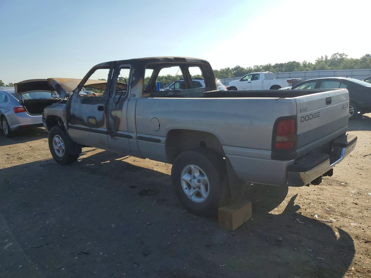 1999 Dodge Ram 1500 Silver vin: 3B7HF13Z3XM590848