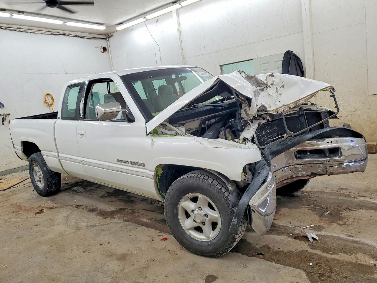 1996 Dodge Ram 1500 White vin: 3B7HF13Z7TG194639