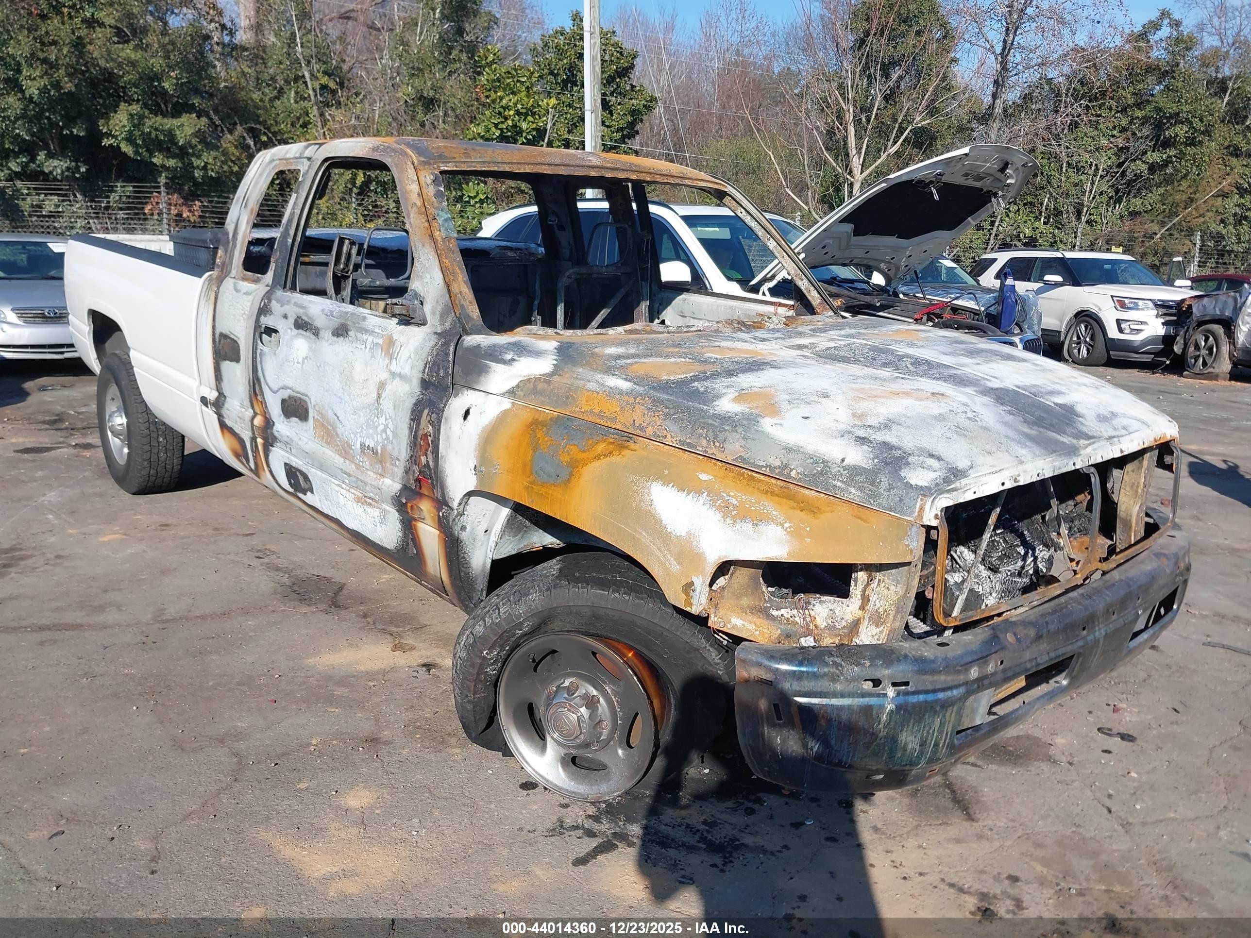 2000 Dodge Ram 2500 St Белый vin: 3B7KC23Z3YG135180