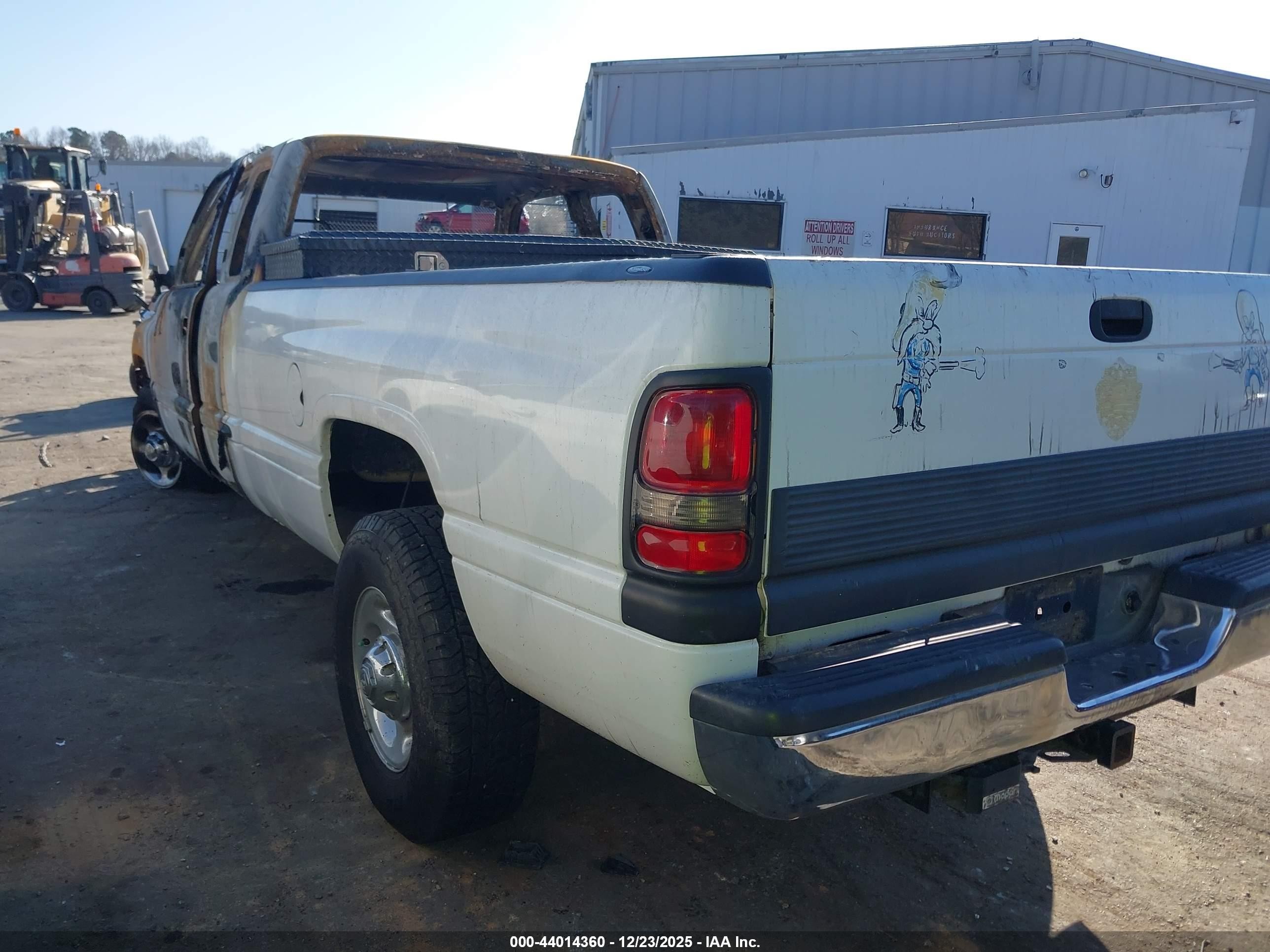 2000 Dodge Ram 2500 St Белый vin: 3B7KC23Z3YG135180