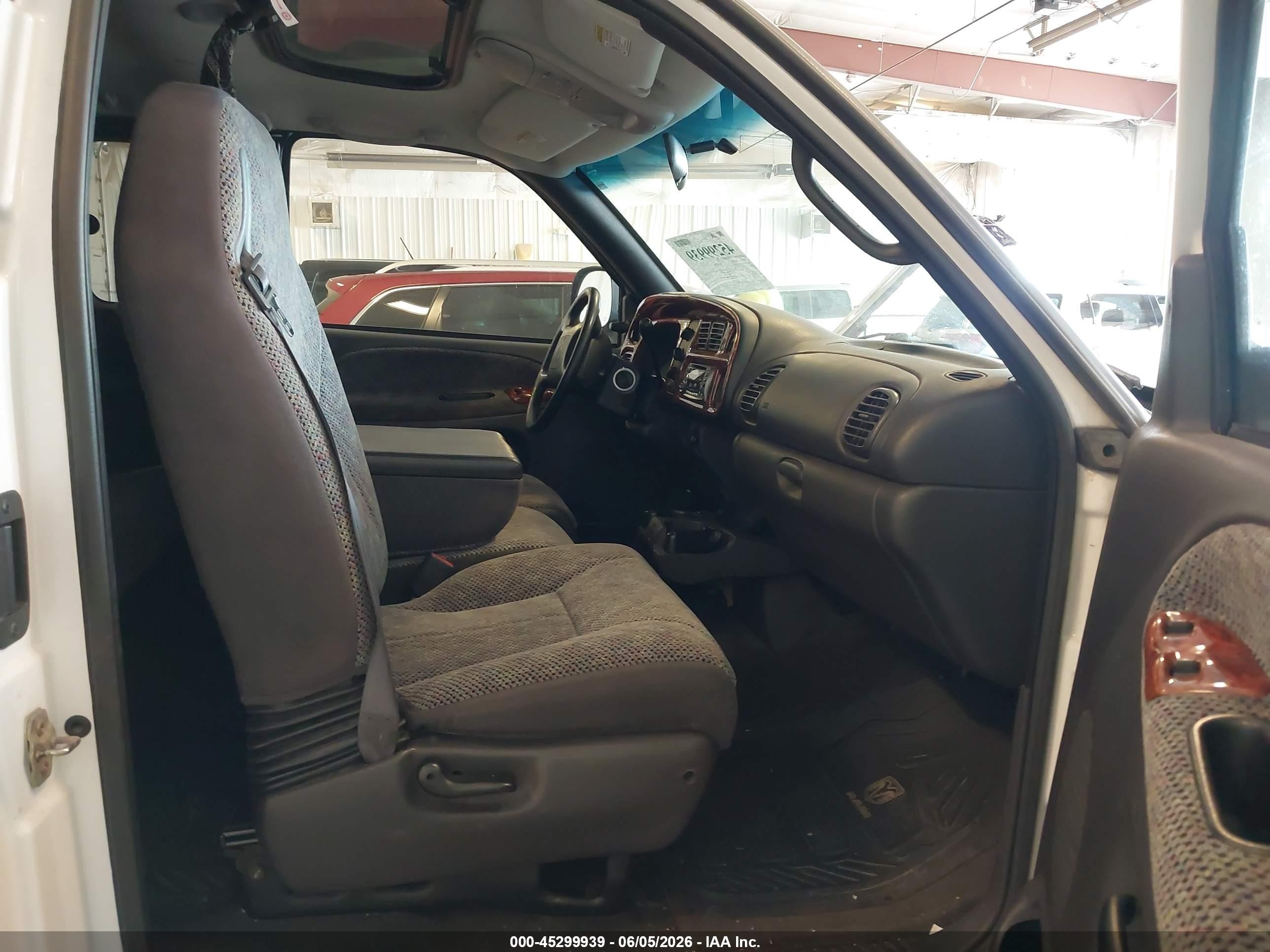 2000 Dodge Ram 2500 St Белый vin: 3B7KF23Z7YG158209