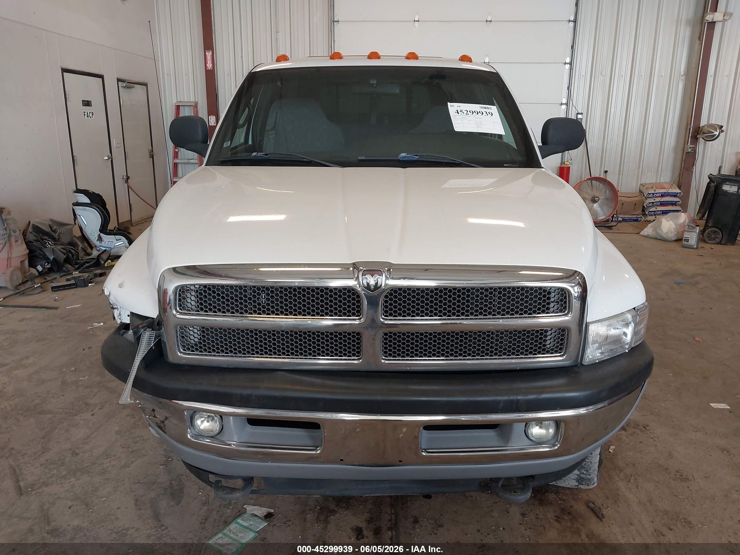2000 Dodge Ram 2500 St Белый vin: 3B7KF23Z7YG158209