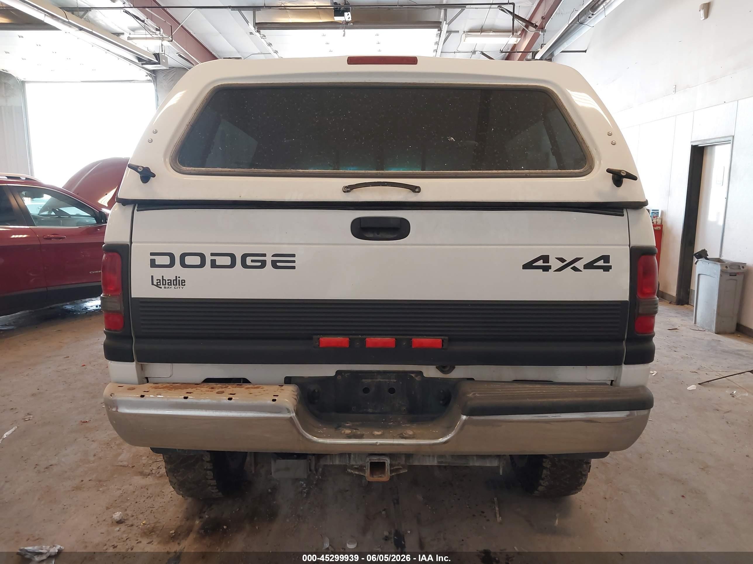 2000 Dodge Ram 2500 St Белый vin: 3B7KF23Z7YG158209