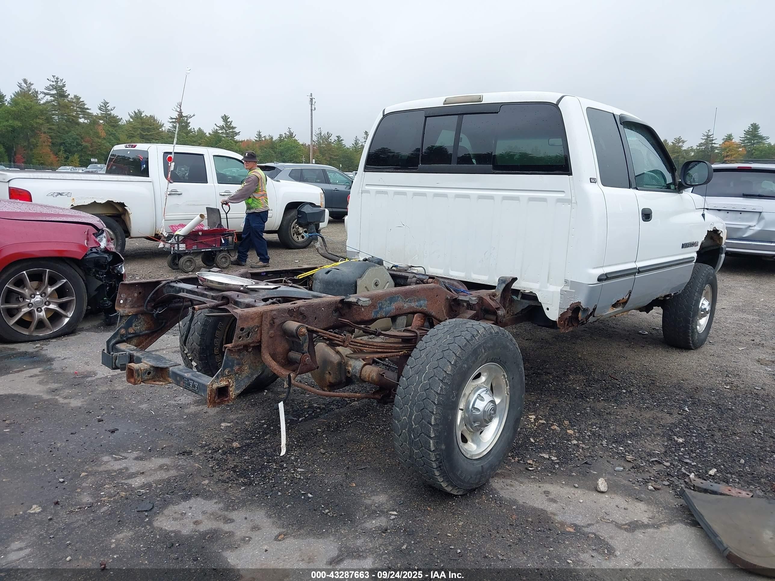 2000 Dodge Ram 2500 St Белый vin: 3B7KF23Z8YG115062