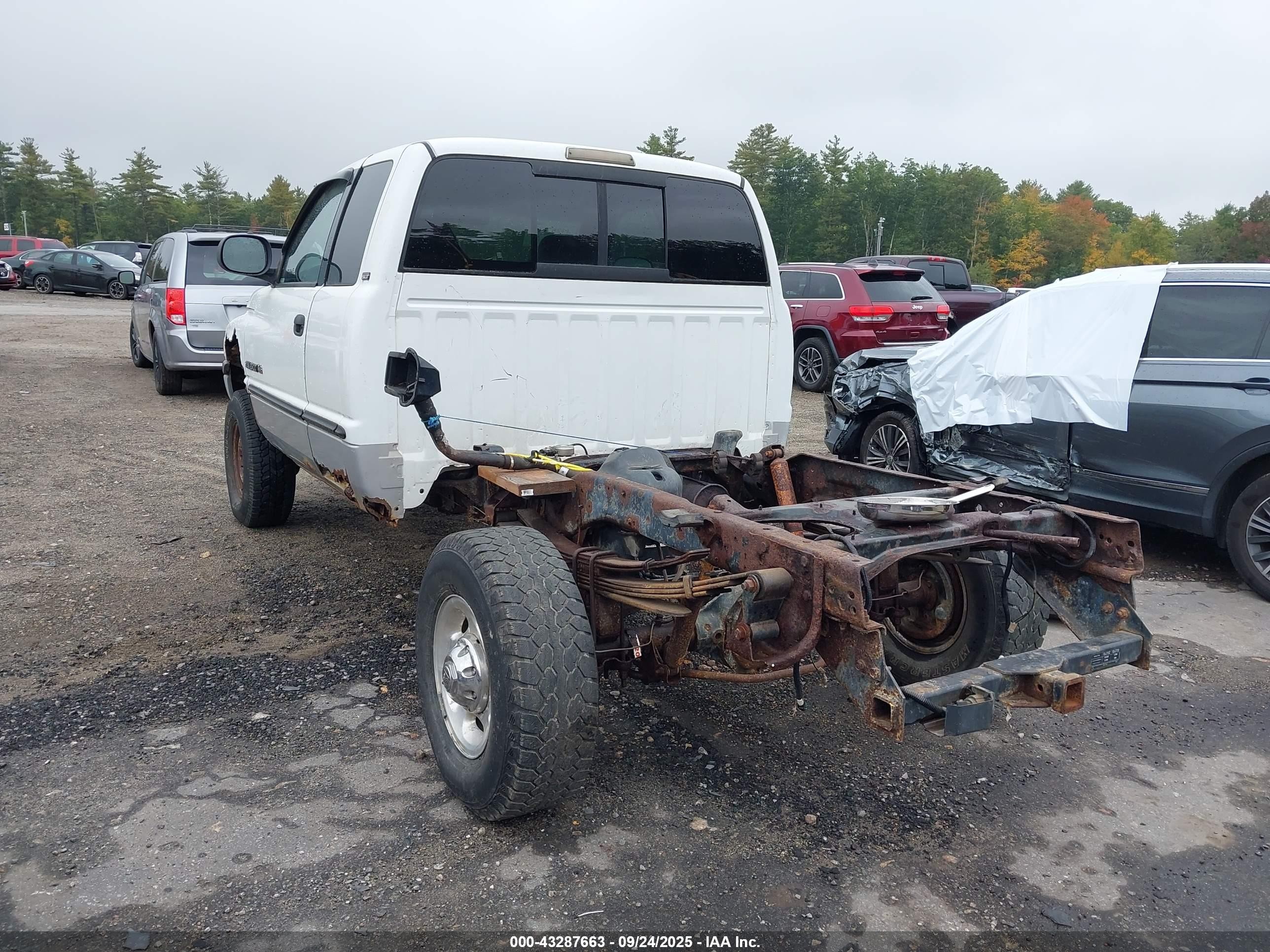2000 Dodge Ram 2500 St Белый vin: 3B7KF23Z8YG115062