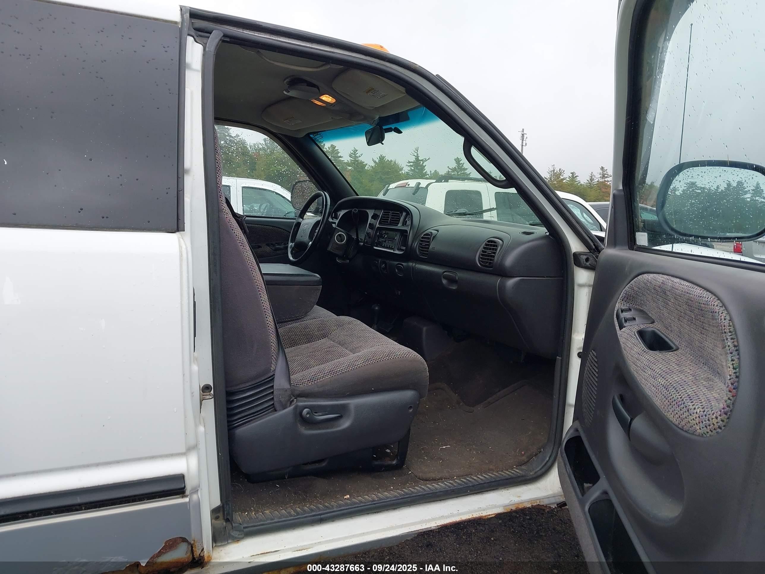 2000 Dodge Ram 2500 St Белый vin: 3B7KF23Z8YG115062
