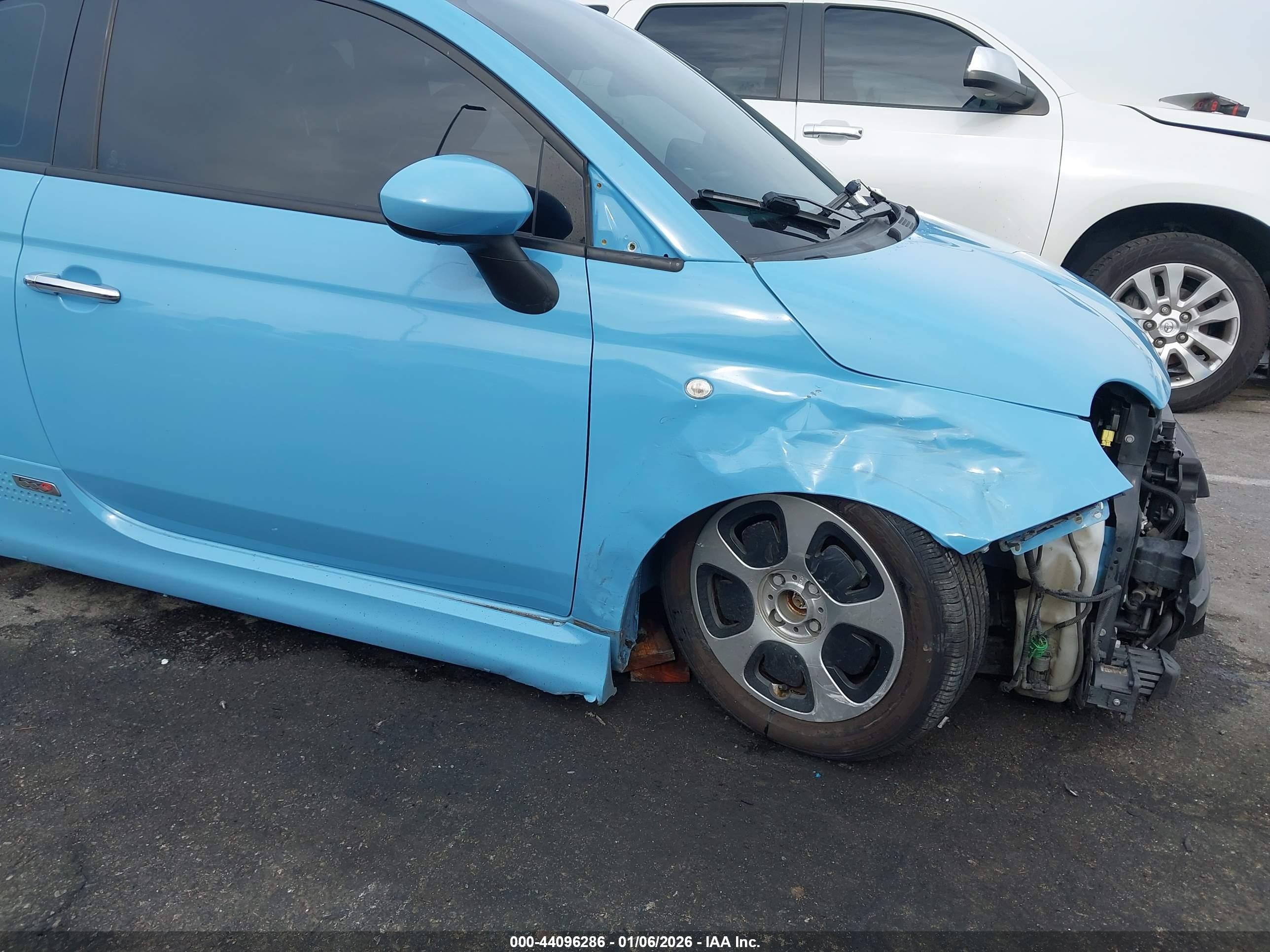 2015 Fiat 500e Battery Electric Blue vin: 3C3CFFGE0FT555501