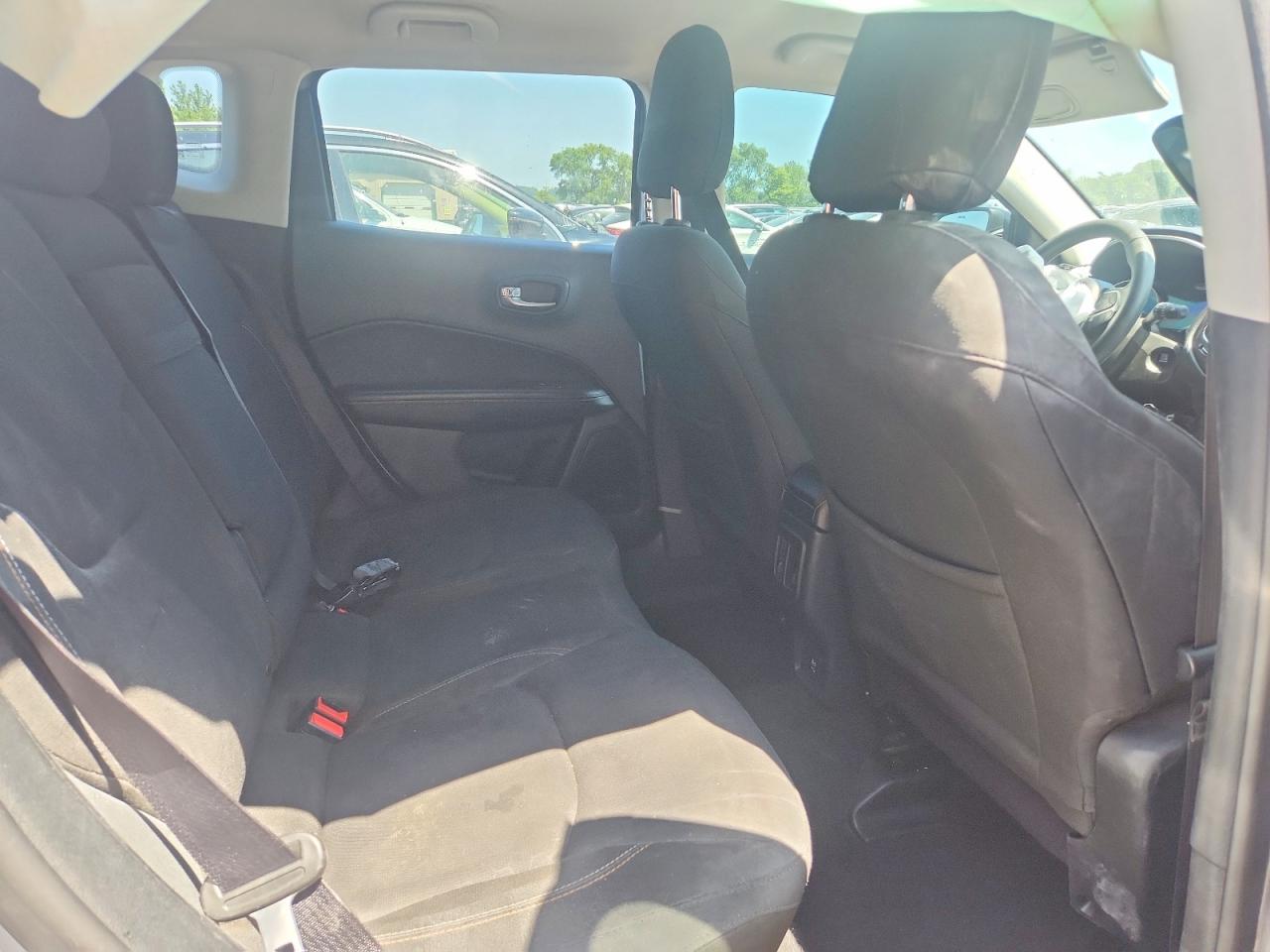 2017 Jeep Compass Sport Silver vin: 3C4NJCABXHT668391