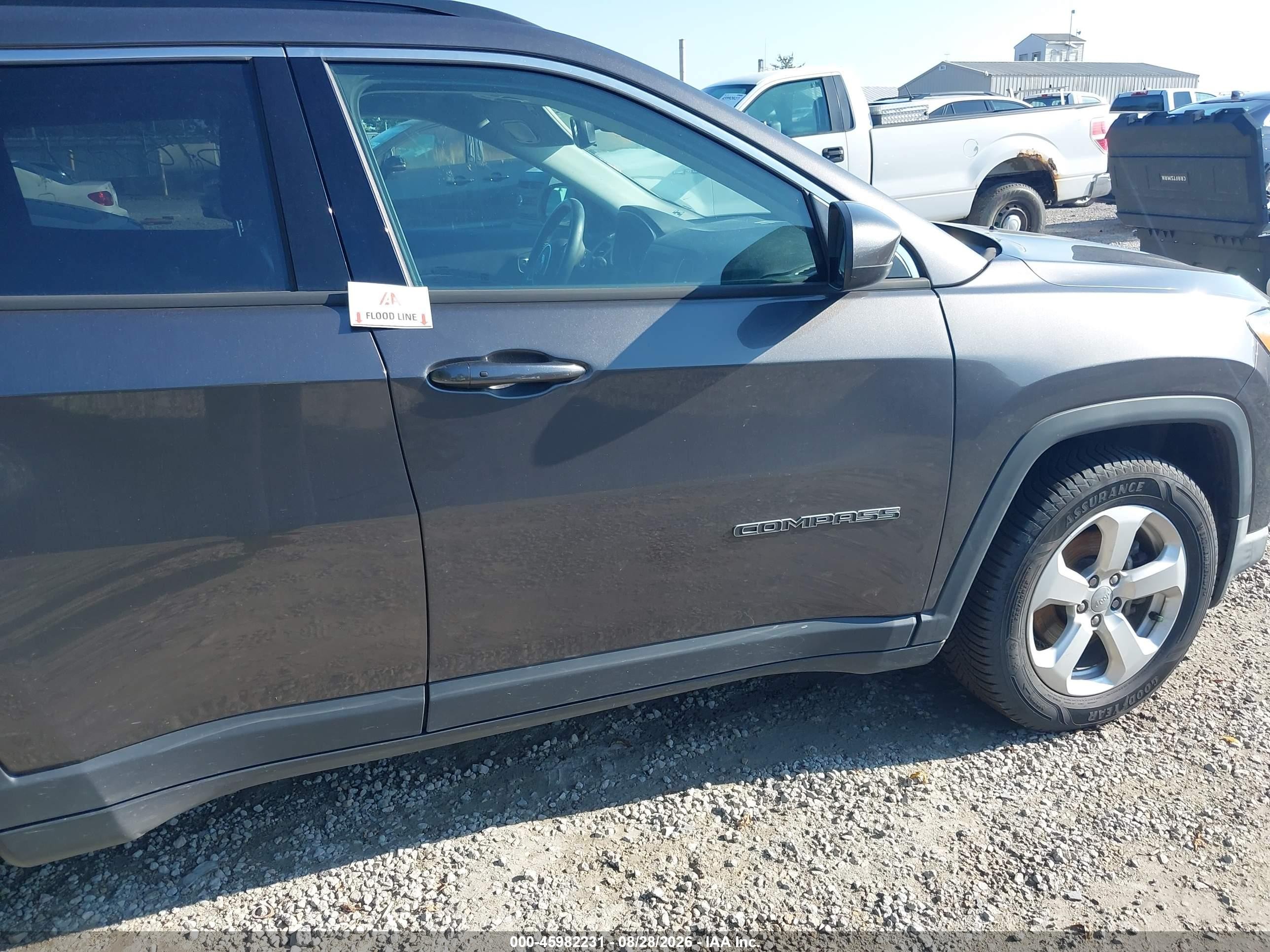 2019 Jeep Compass Latitude Fwd Gray vin: 3C4NJCBB2KT699771