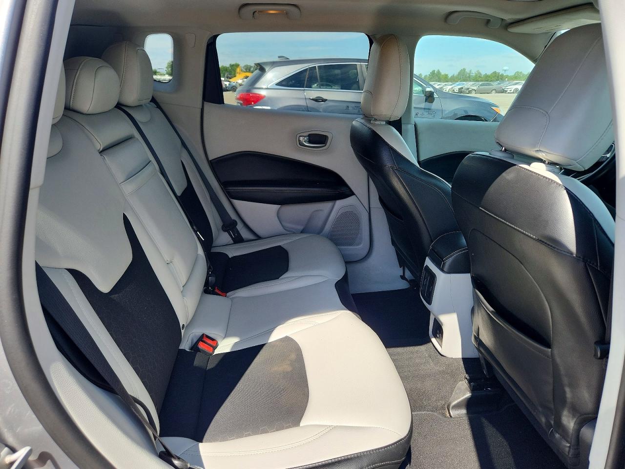 2018 Jeep Compass Latitude Silver vin: 3C4NJCBB4JT466120