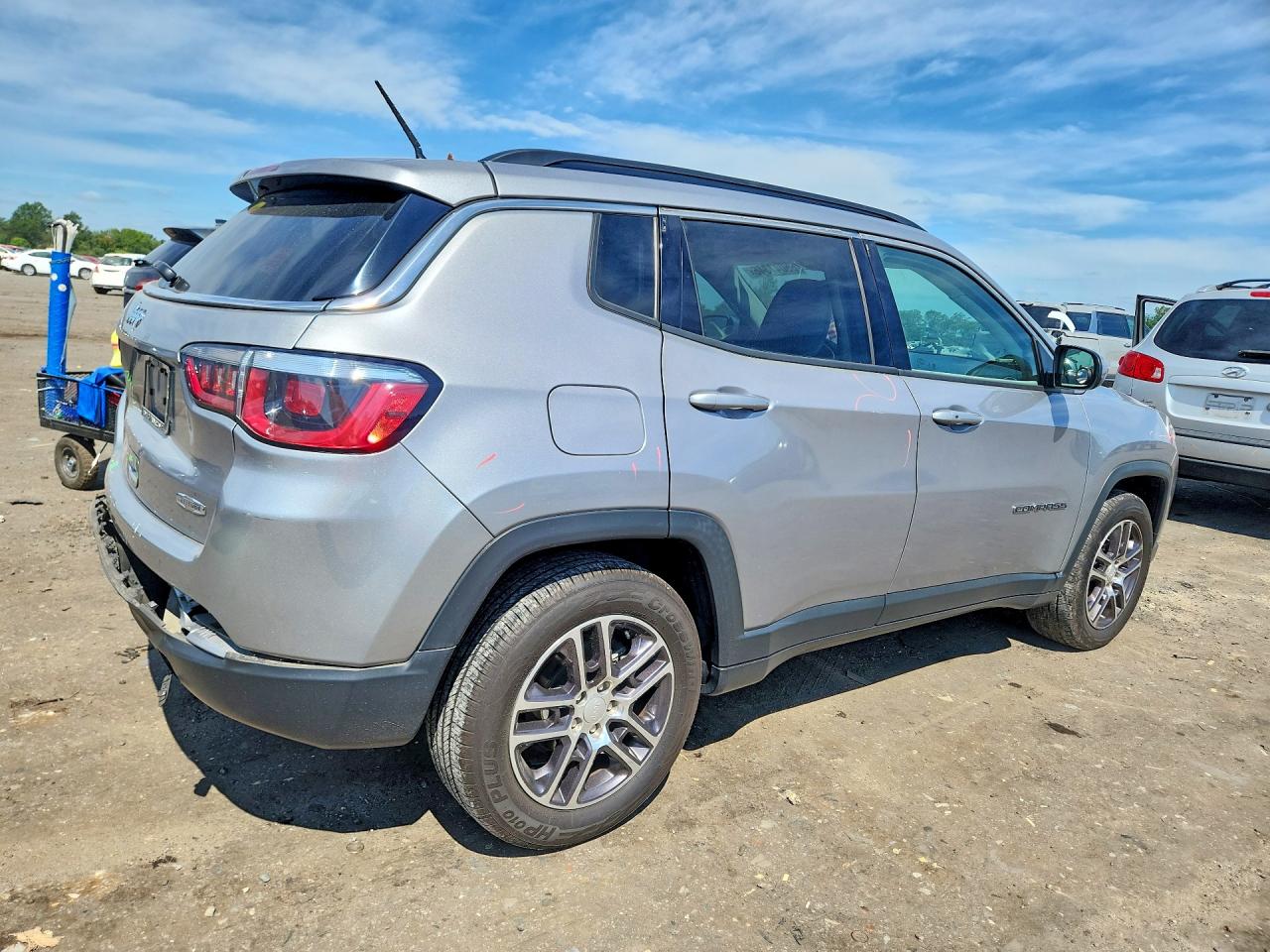 2018 Jeep Compass Latitude Silver vin: 3C4NJCBB4JT466120