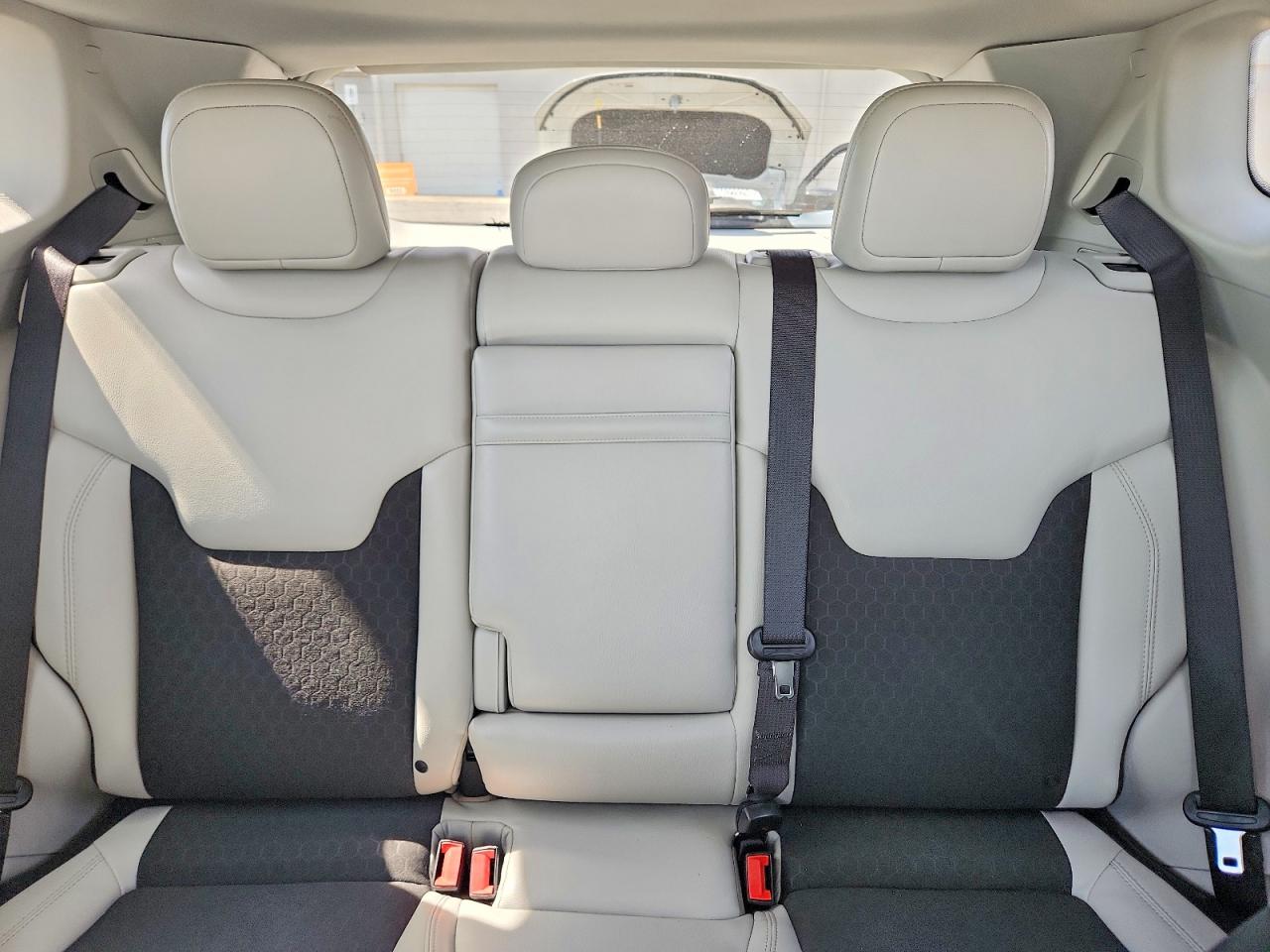 2018 Jeep Compass Latitude Silver vin: 3C4NJCBB4JT466120