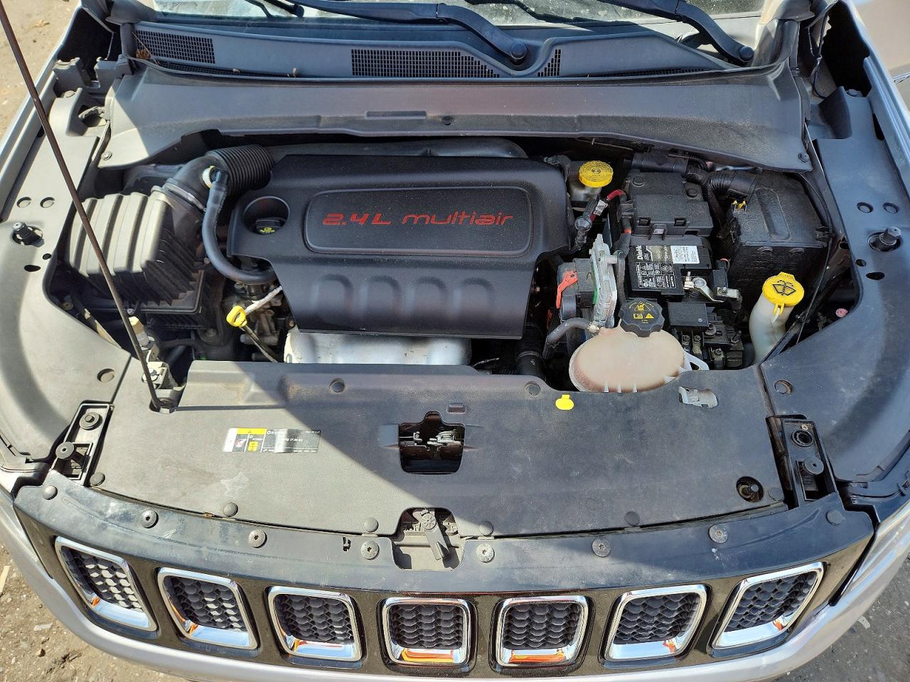 2018 Jeep Compass Latitude Silver vin: 3C4NJCBB4JT466120