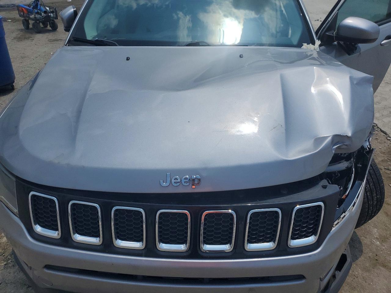 2018 Jeep Compass Latitude Gray vin: 3C4NJCBB4JT487792