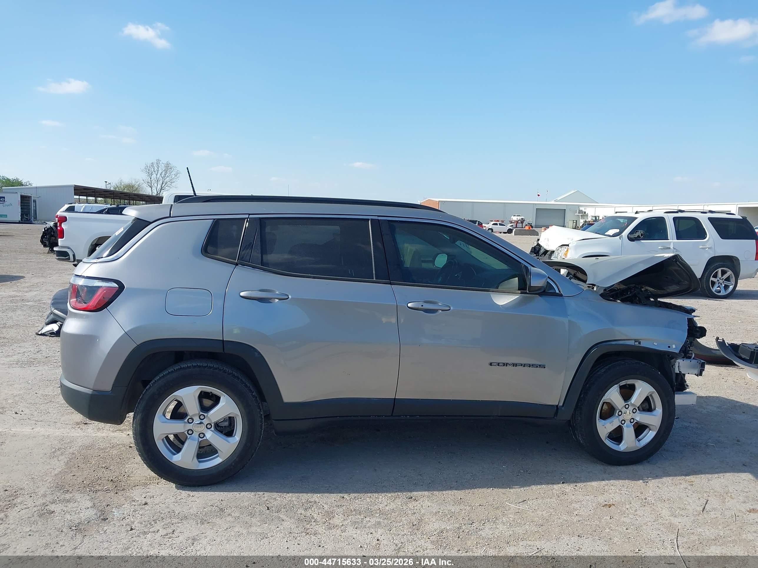 2018 Jeep Compass Latitude Fwd Gray vin: 3C4NJCBB7JT226303