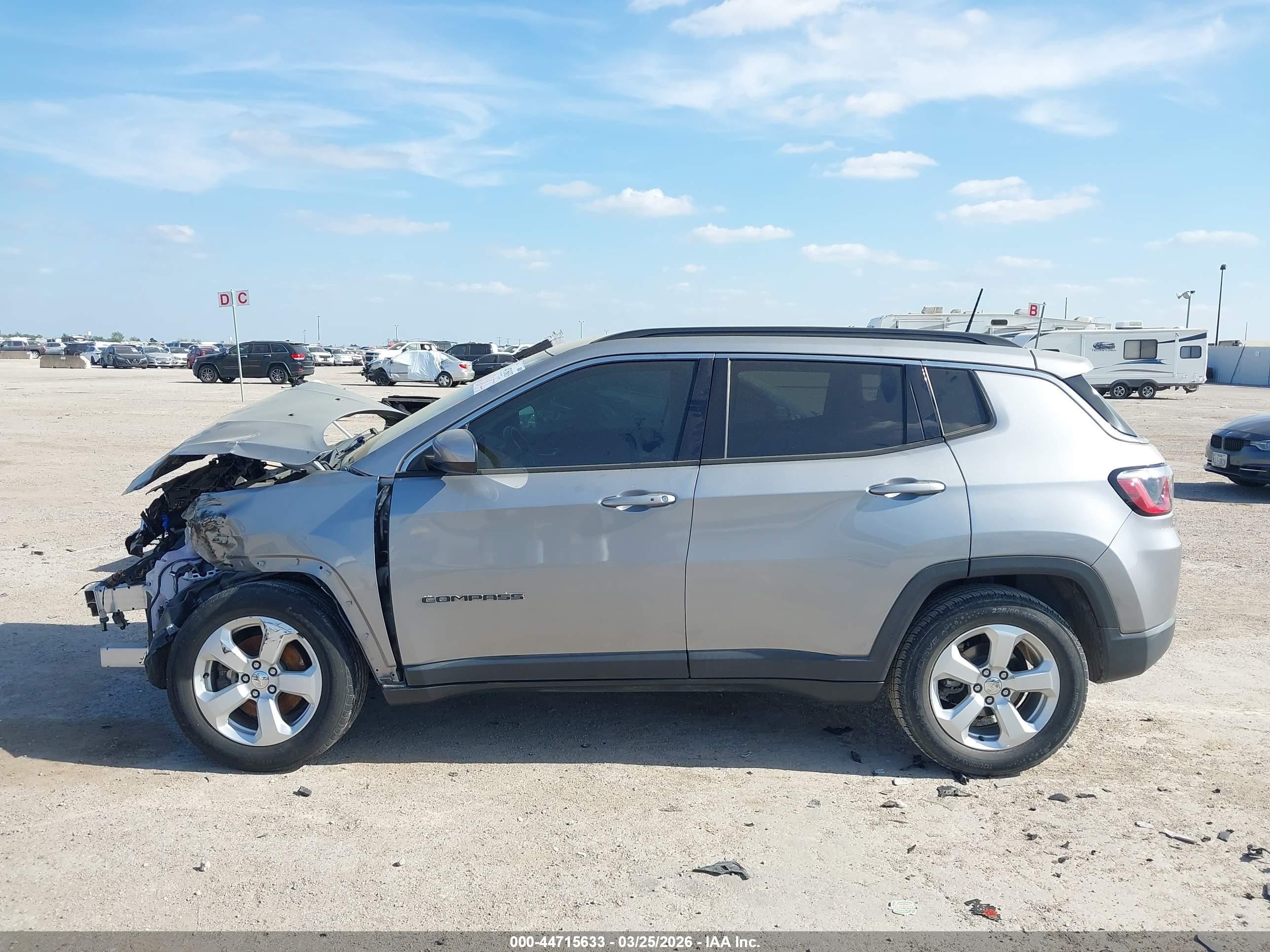 2018 Jeep Compass Latitude Fwd Gray vin: 3C4NJCBB7JT226303