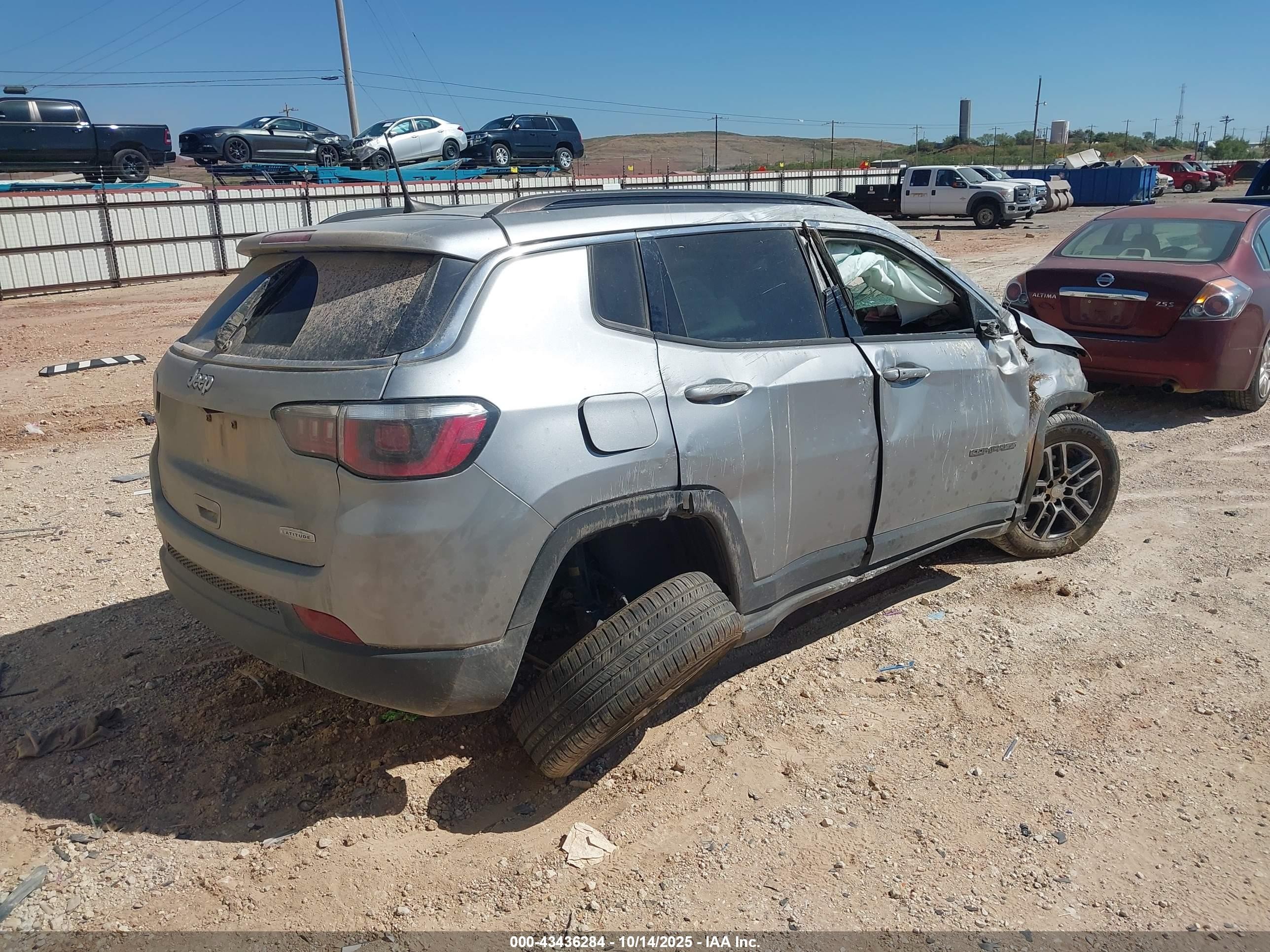 2017 Jeep New Compass Latitude Fwd Silver vin: 3C4NJCBB8HT658294
