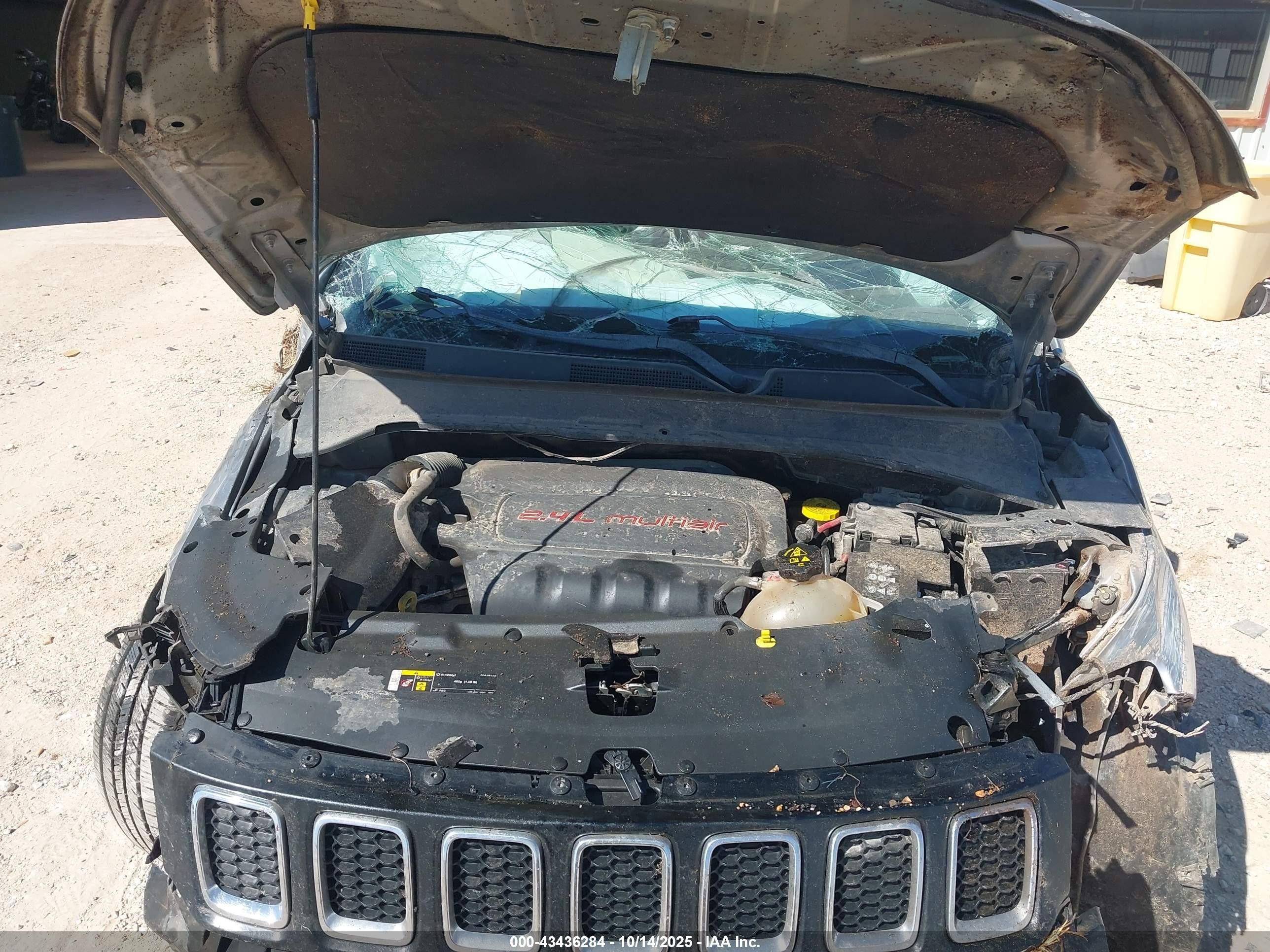 2017 Jeep New Compass Latitude Fwd Silver vin: 3C4NJCBB8HT658294