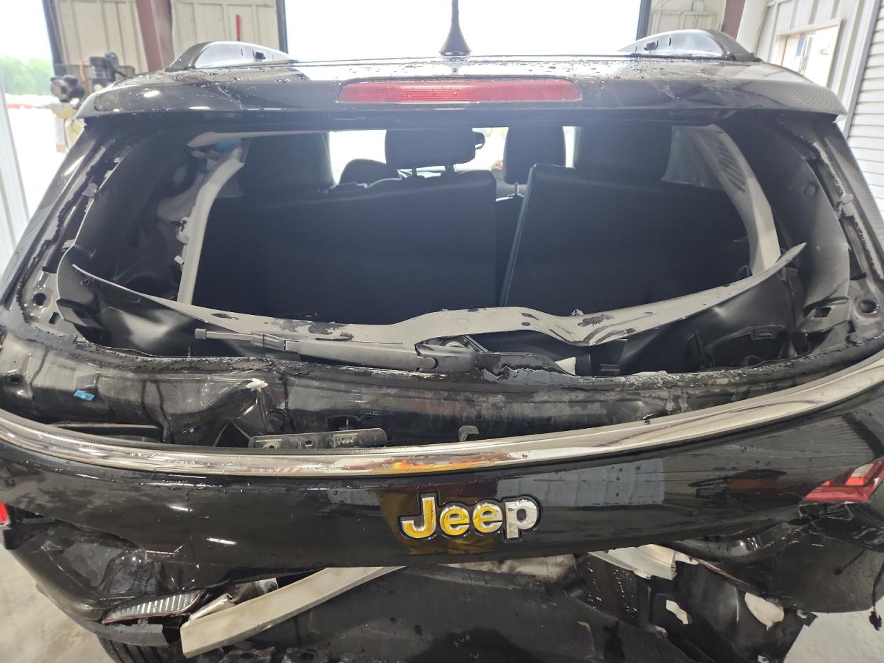 2019 Jeep Compass Latitude Black vin: 3C4NJCBB8KT855604 Damage: Rear Glass, Broken, Replacement Required