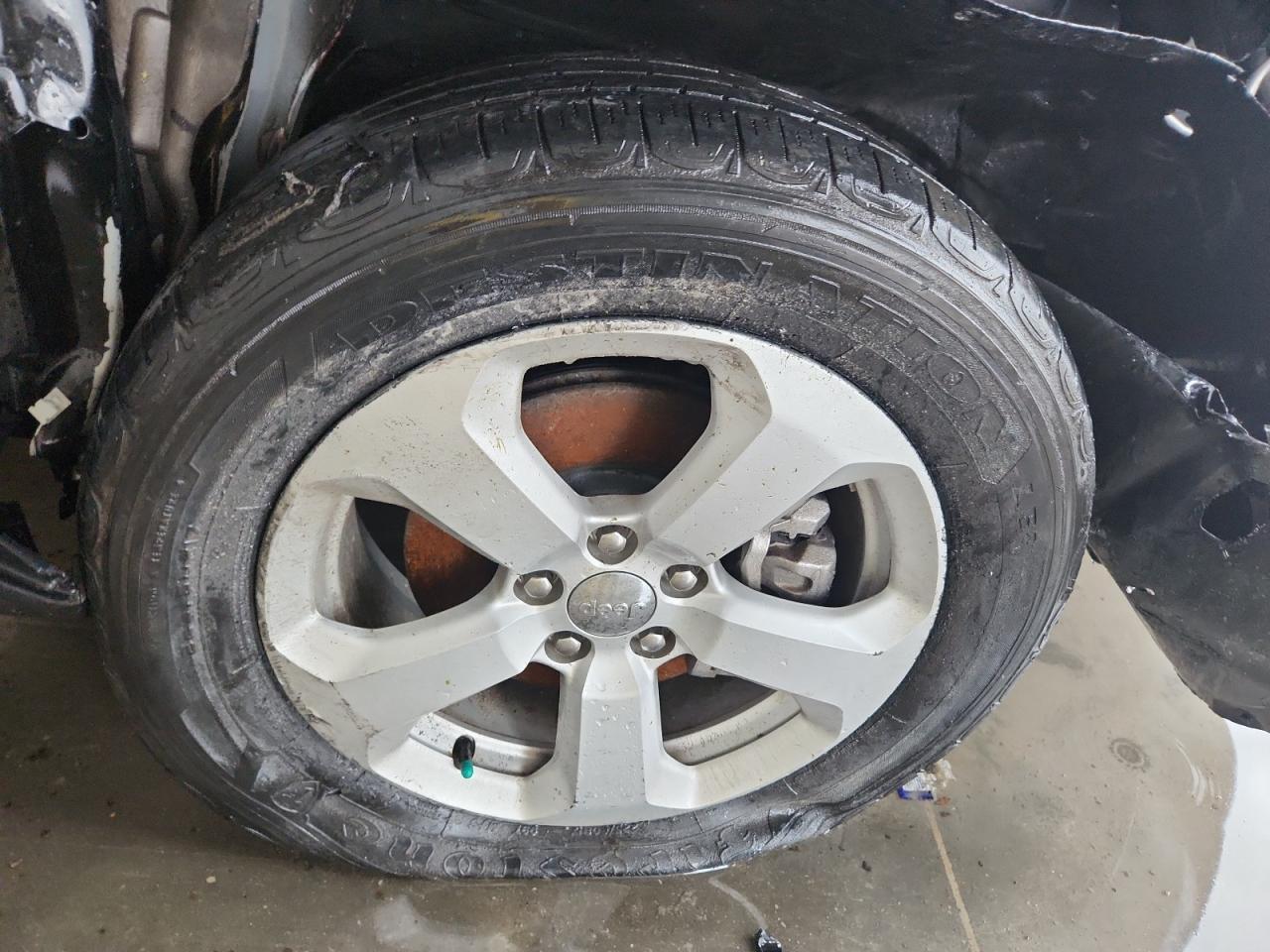 2019 Jeep Compass Latitude Black vin: 3C4NJCBB8KT855604 Damage: Right Front Wheel, Curb Rash, > 12 Inches