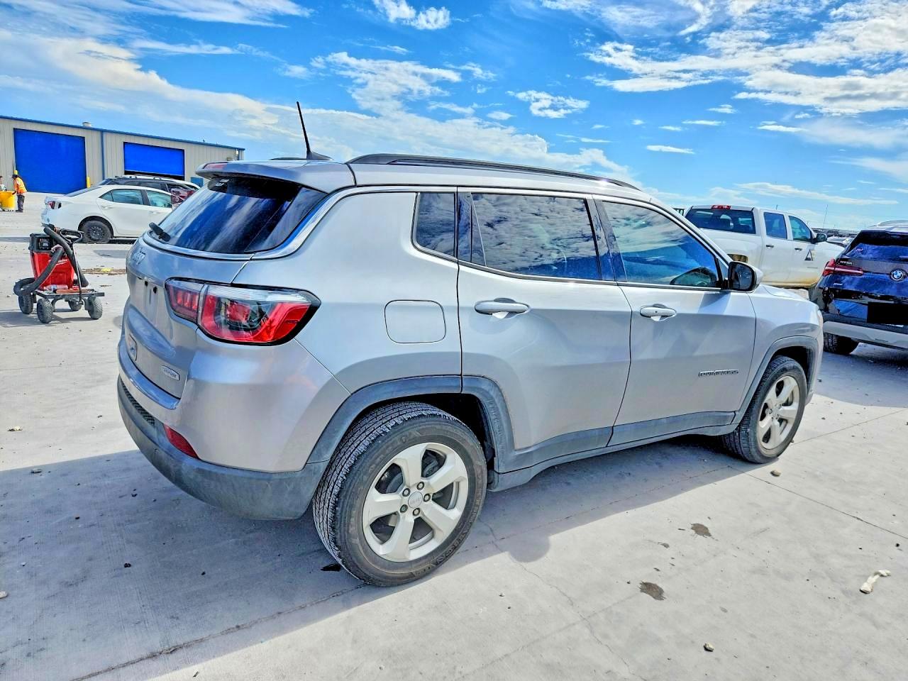 2017 Jeep Compass Latitude Silver vin: 3C4NJCBB9HT632903