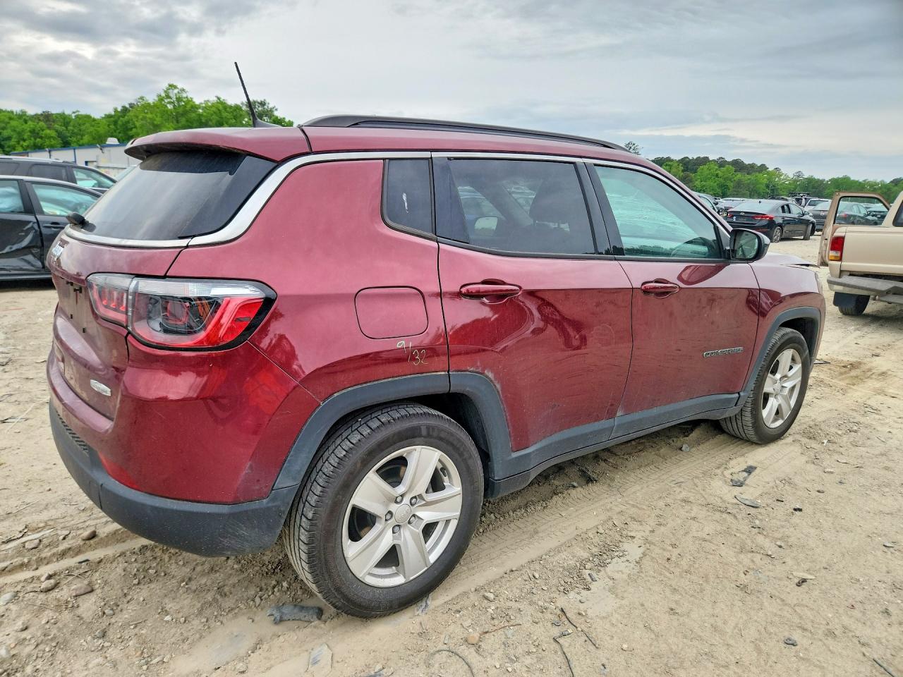 2022 Jeep Compass Latitude Maroon vin: 3C4NJCBB9NT103382