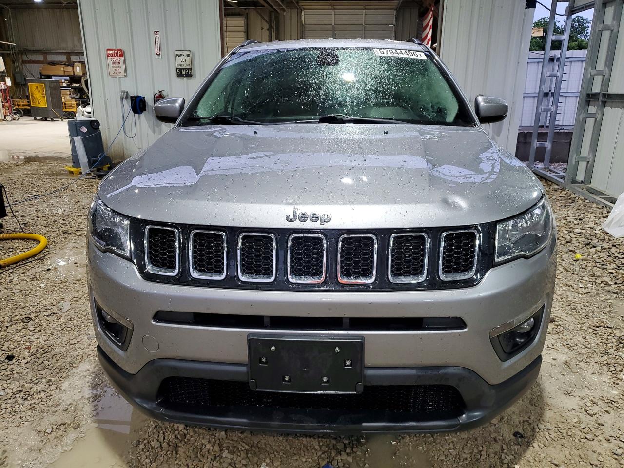 2018 Jeep Compass Latitude Silver vin: 3C4NJCBBXJT344135