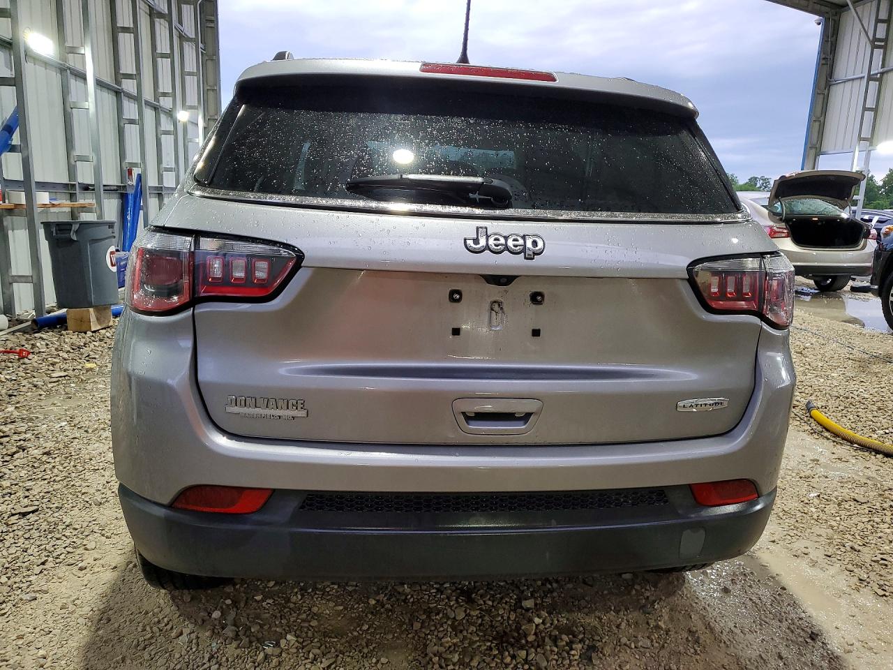 2018 Jeep Compass Latitude Silver vin: 3C4NJCBBXJT344135