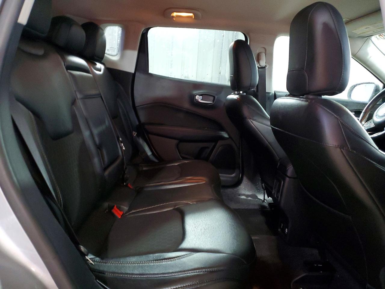 2018 Jeep Compass Latitude Silver vin: 3C4NJCBBXJT344135