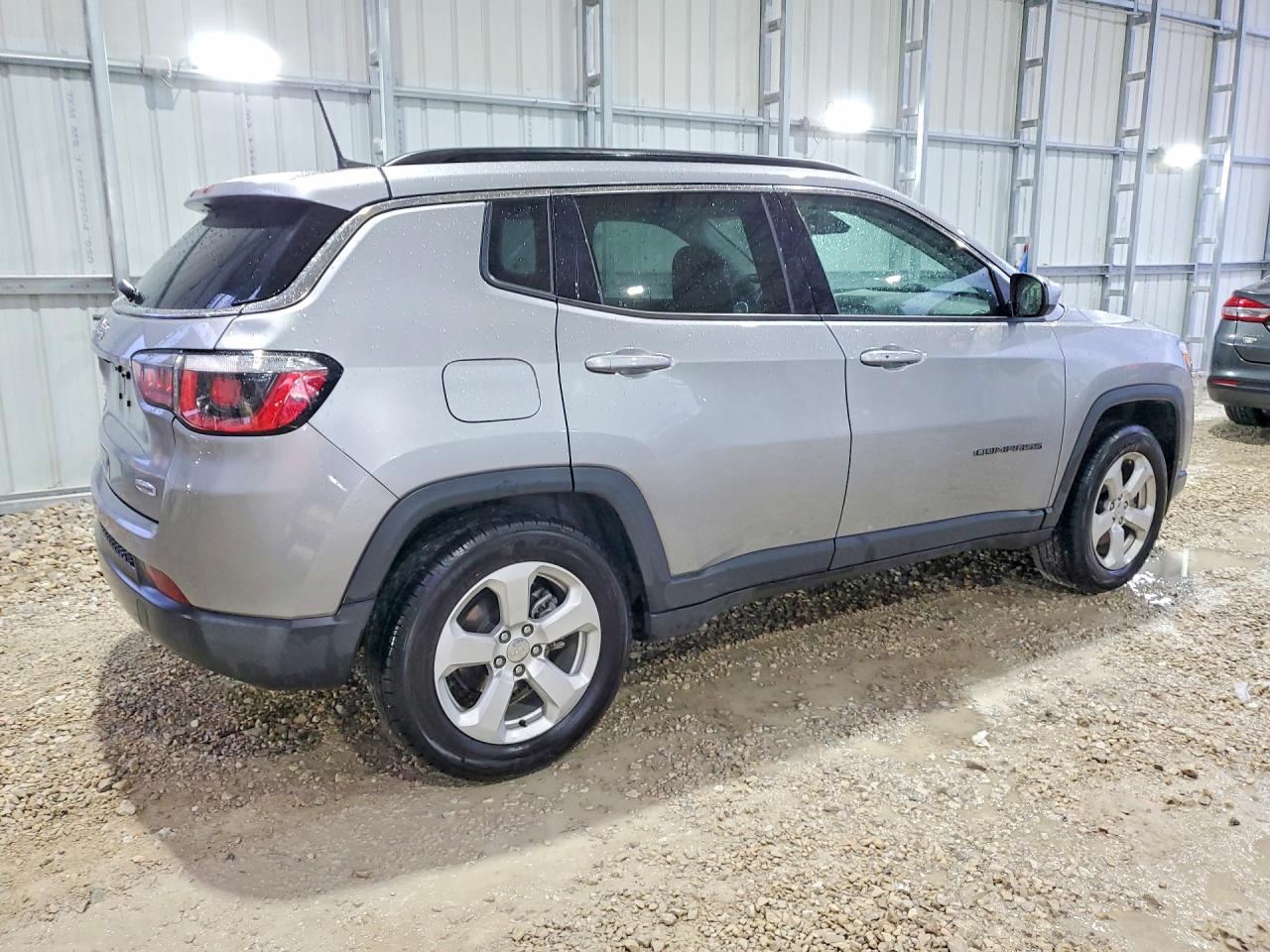 2018 Jeep Compass Latitude Silver vin: 3C4NJCBBXJT344135