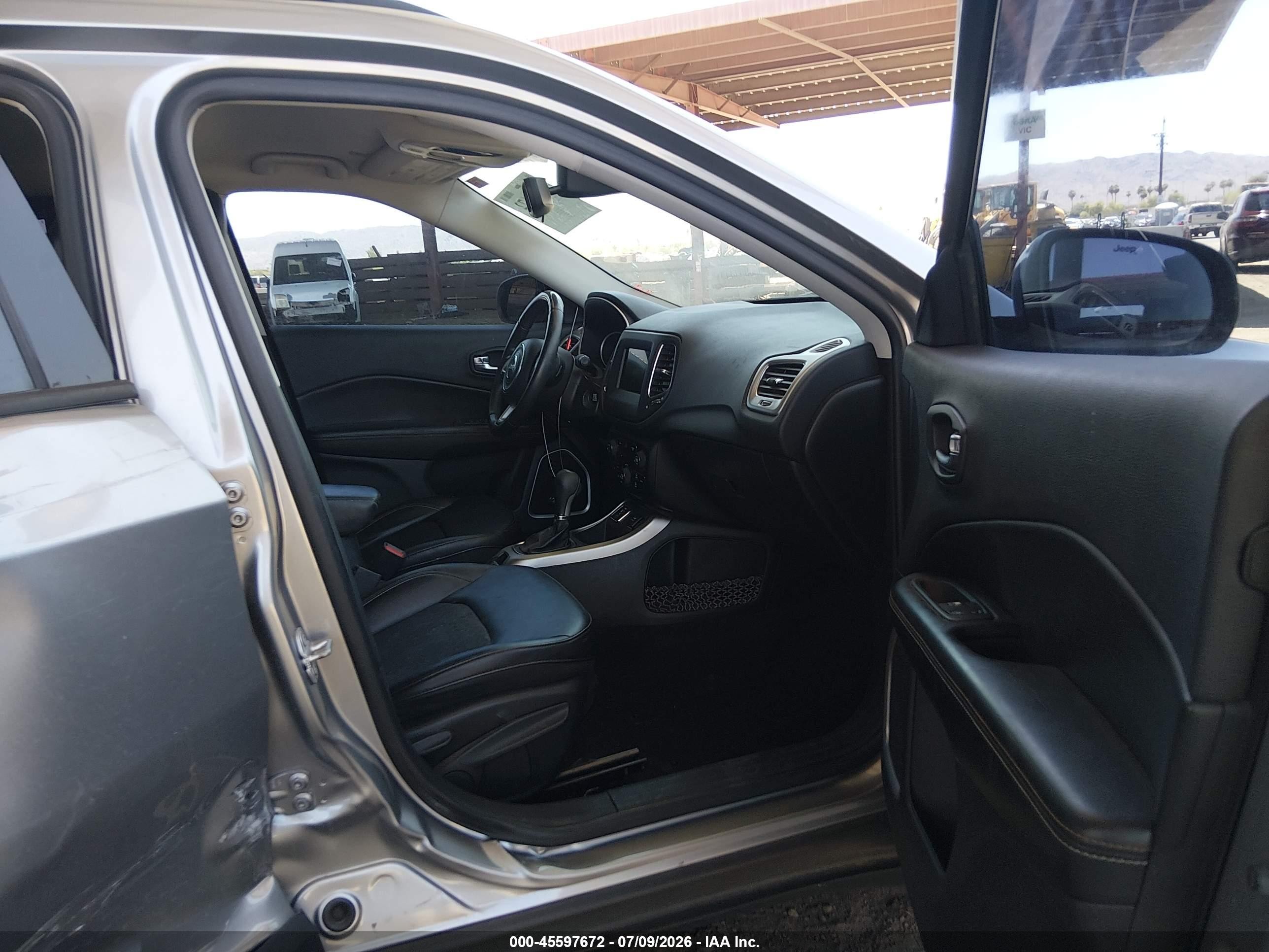 2019 Jeep Compass Latitude Fwd Silver vin: 3C4NJCBBXKT788813