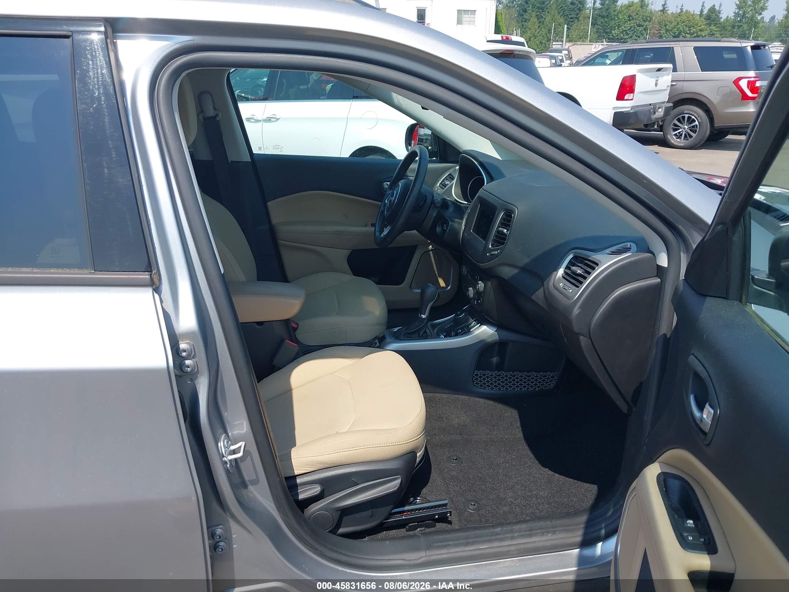 2018 Jeep Compass Sport 4x4 Silver vin: 3C4NJDAB6JT392299