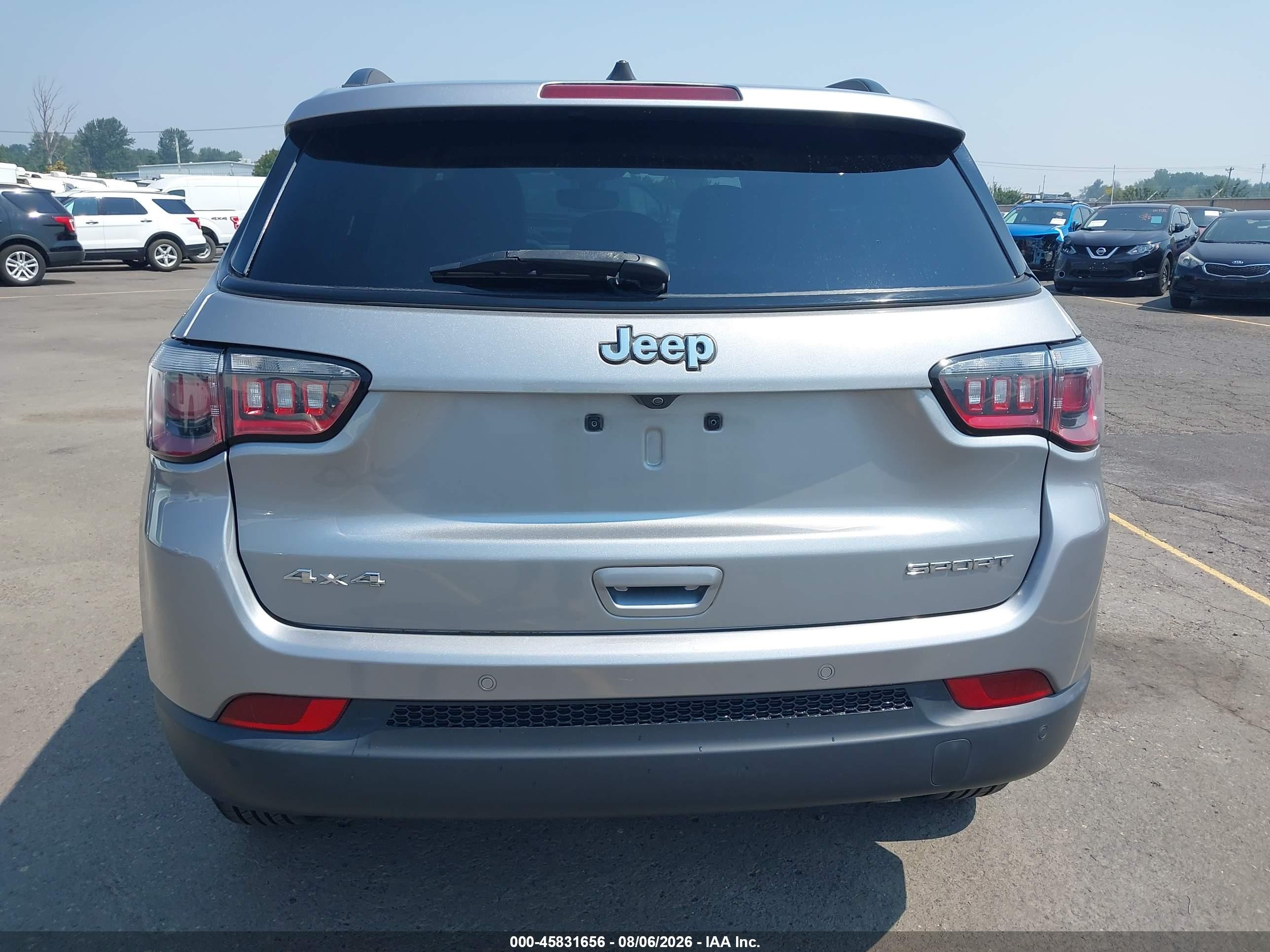 2018 Jeep Compass Sport 4x4 Silver vin: 3C4NJDAB6JT392299