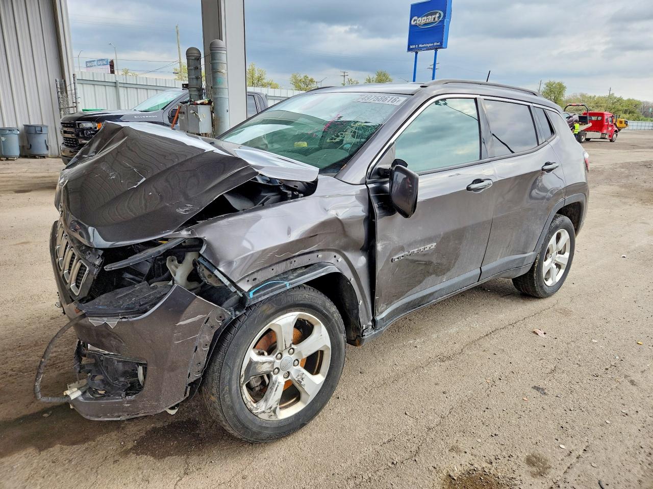 2018 Jeep Compass 4d Silver vin: 3C4NJDBB0JT114710