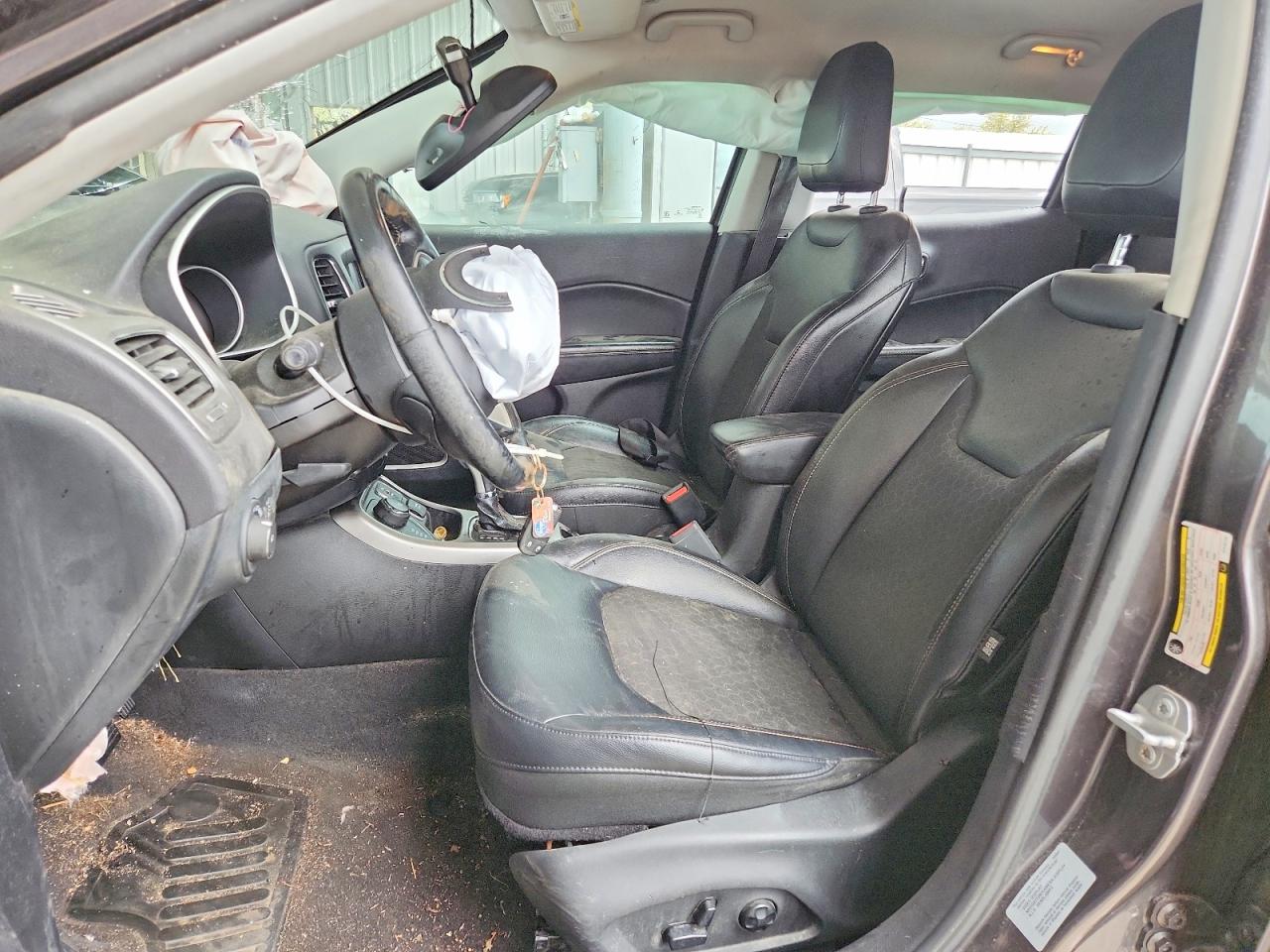 2018 Jeep Compass 4d Silver vin: 3C4NJDBB0JT114710