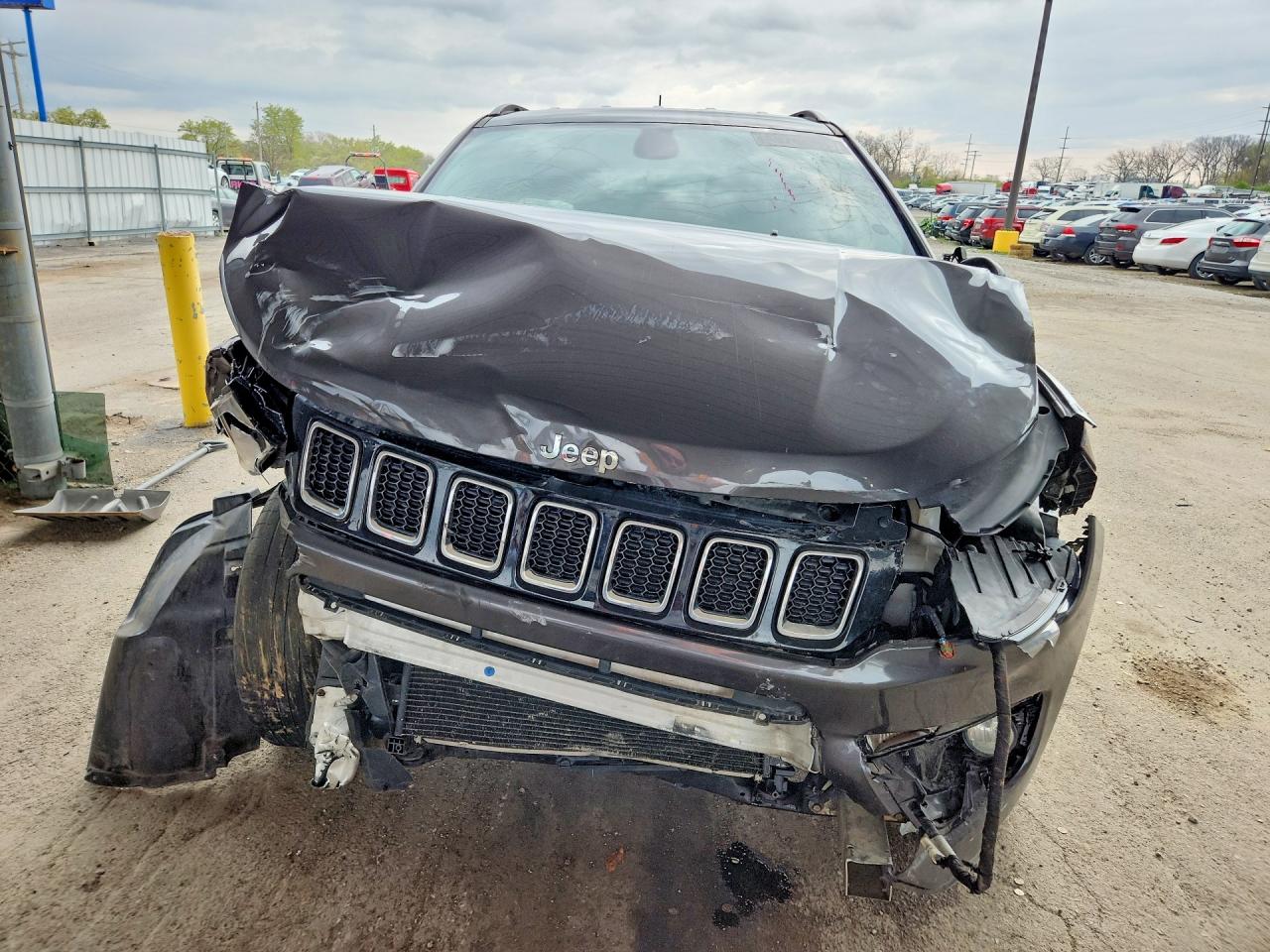 2018 Jeep Compass 4d Silver vin: 3C4NJDBB0JT114710