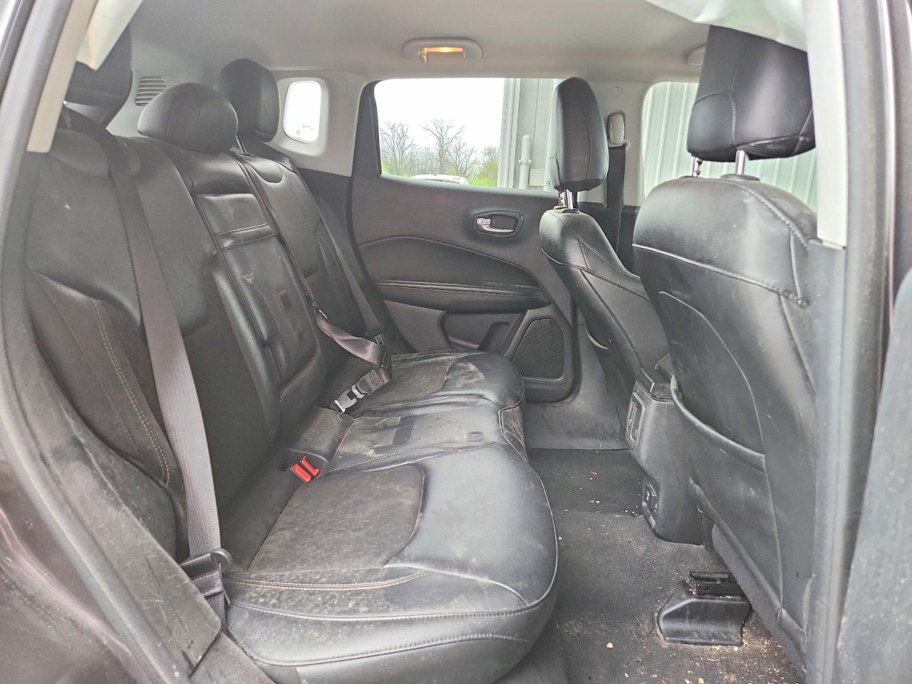 2018 Jeep Compass 4d Silver vin: 3C4NJDBB0JT114710