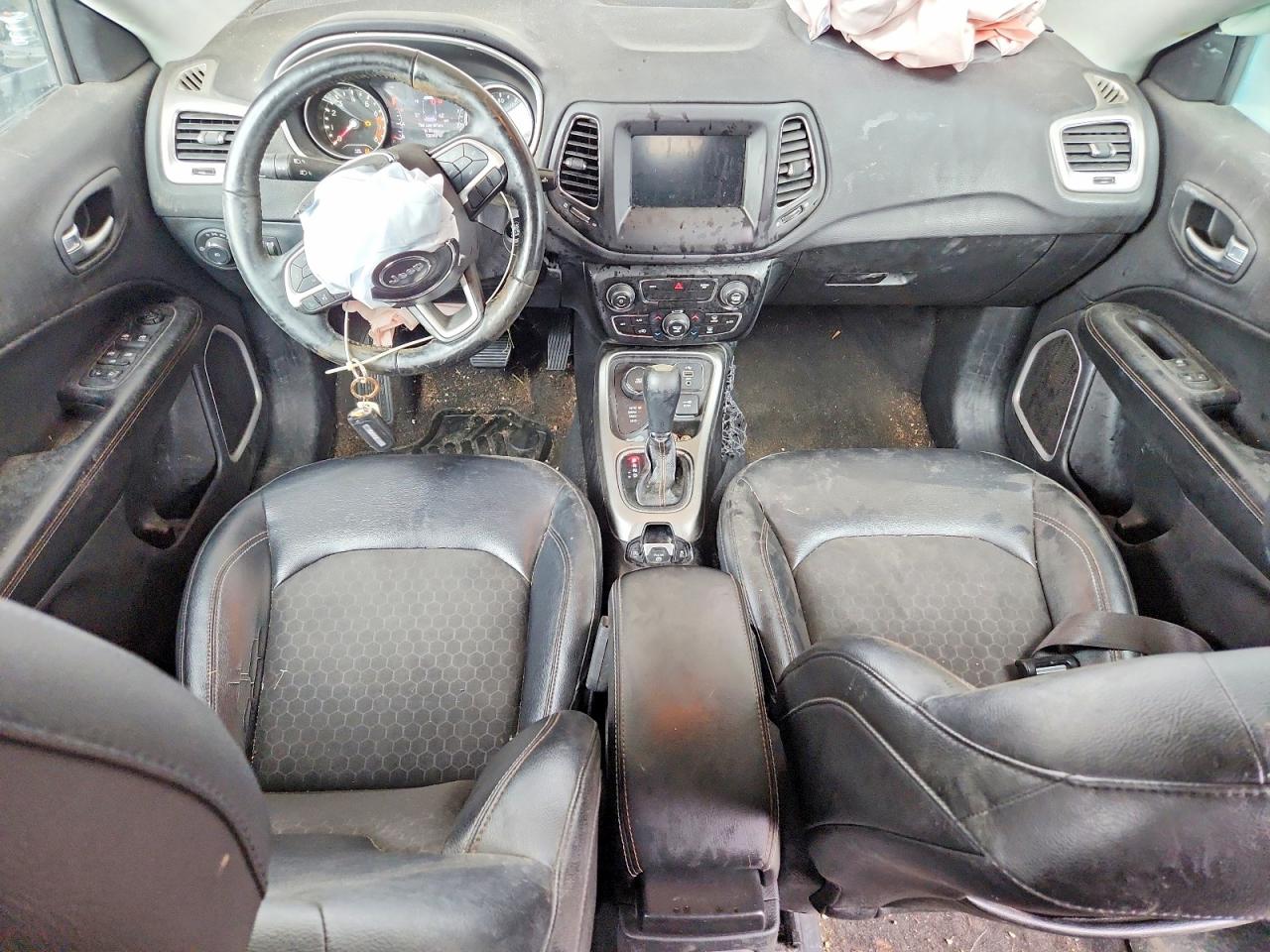 2018 Jeep Compass 4d Silver vin: 3C4NJDBB0JT114710