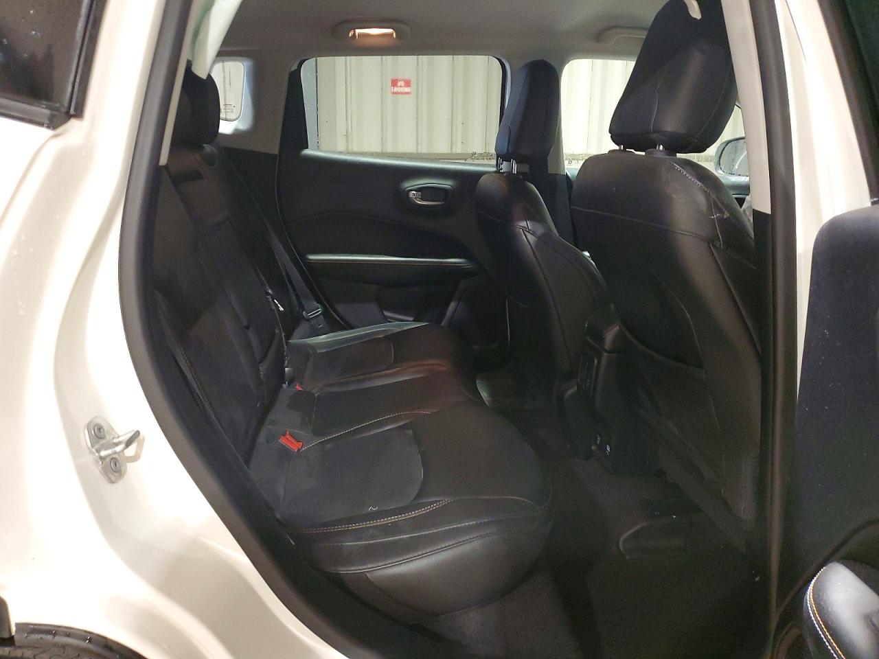 2018 Jeep Compass Latitude White vin: 3C4NJDBB2JT191031
