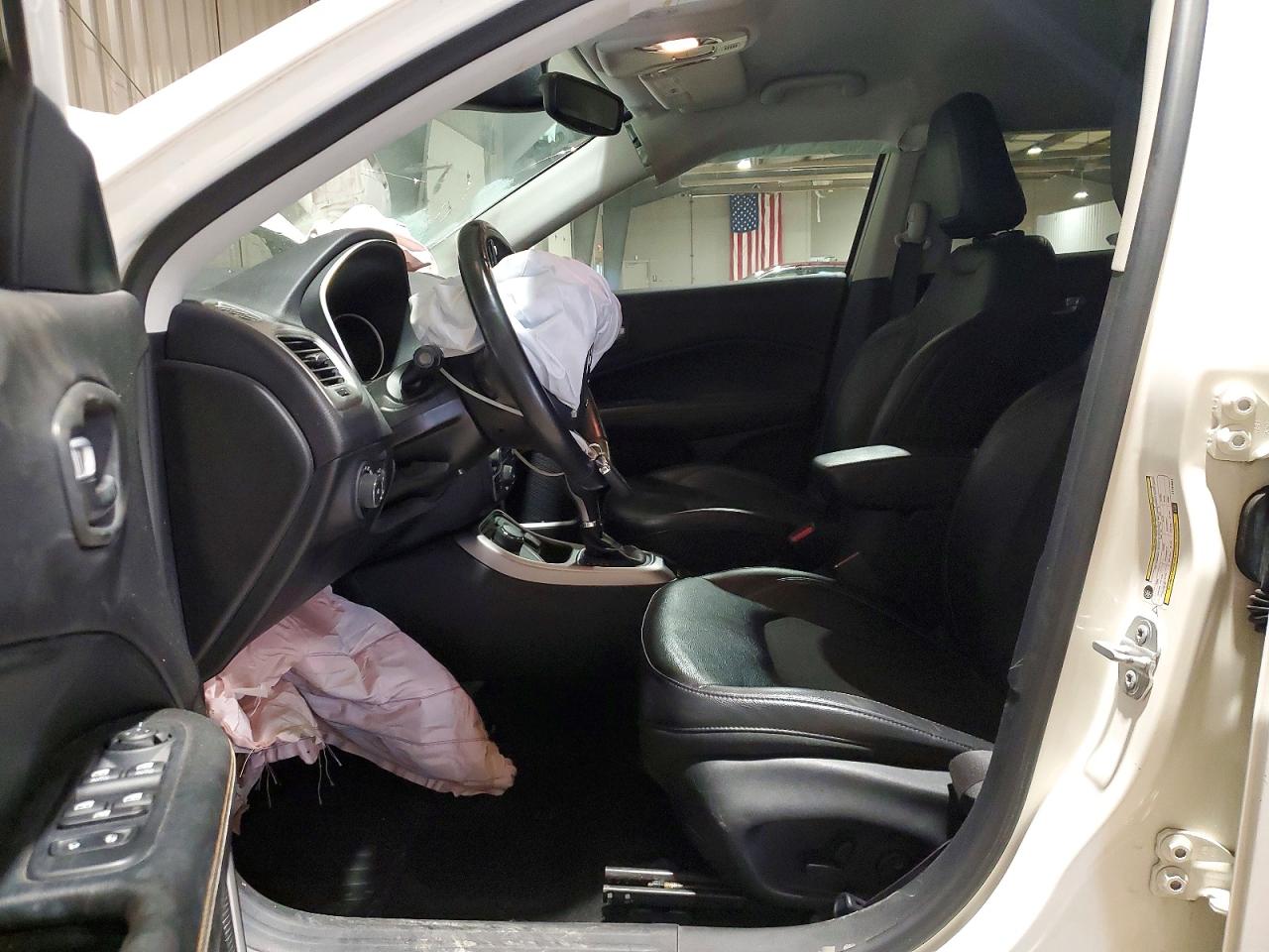 2018 Jeep Compass Latitude White vin: 3C4NJDBB2JT191031