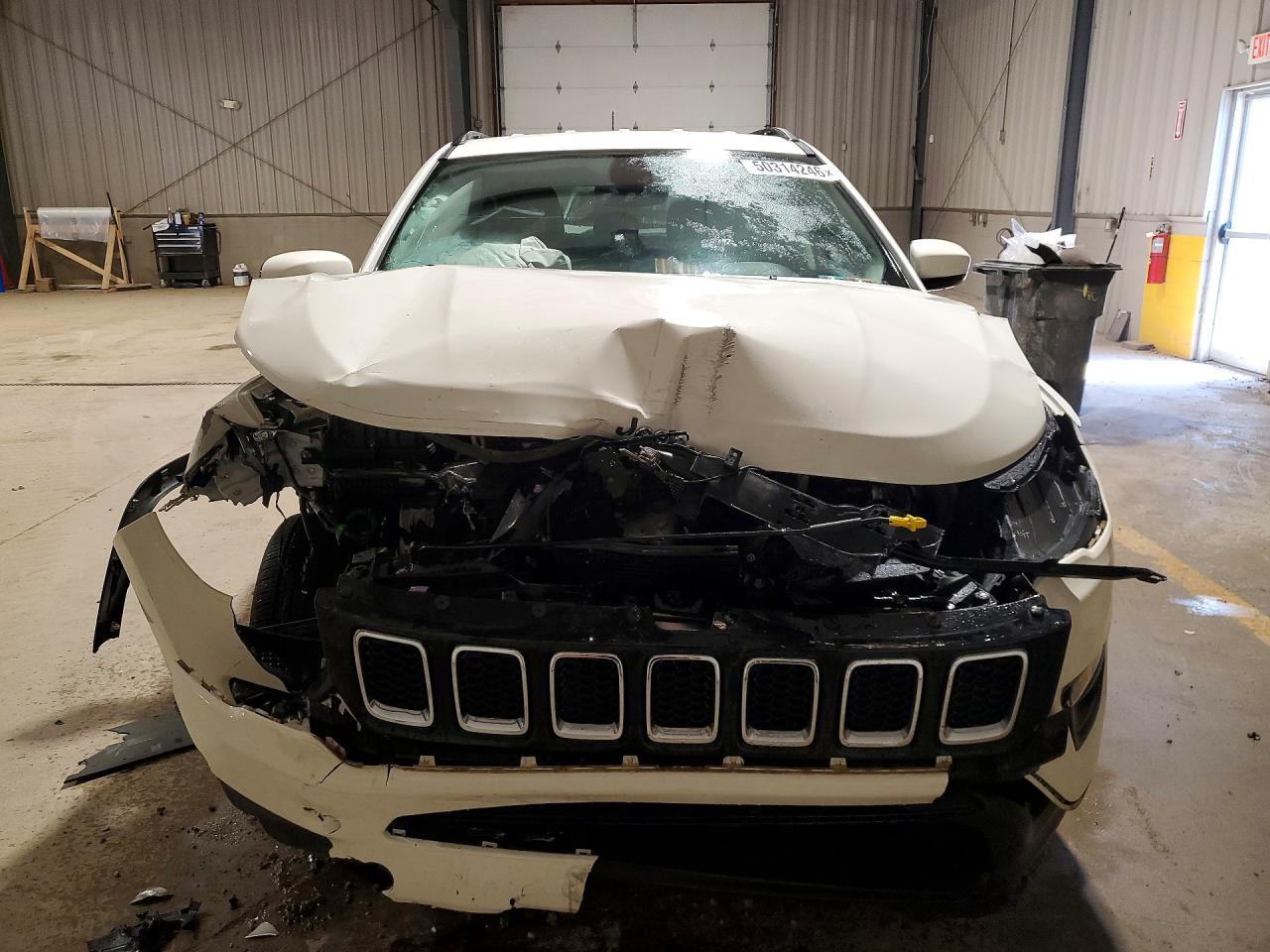 2018 Jeep Compass Latitude White vin: 3C4NJDBB2JT191031