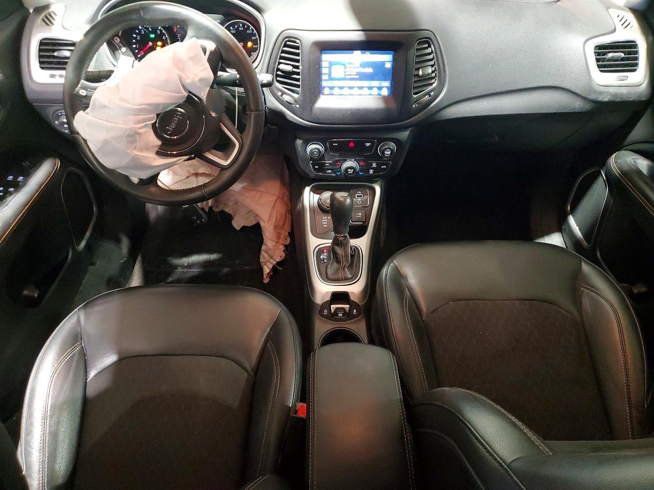 2018 Jeep Compass Latitude White vin: 3C4NJDBB2JT191031