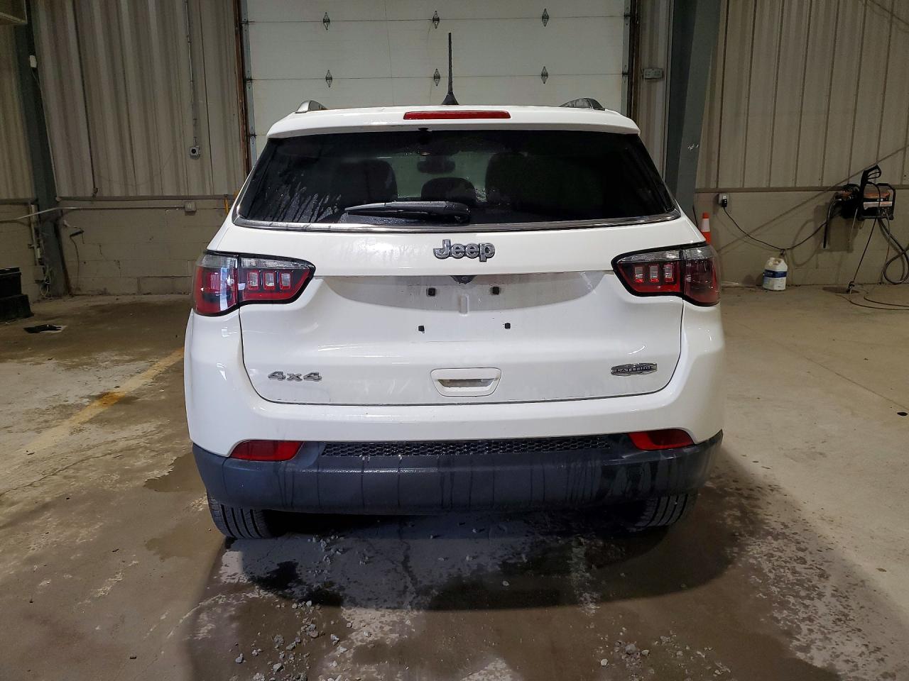 2018 Jeep Compass Latitude White vin: 3C4NJDBB2JT191031
