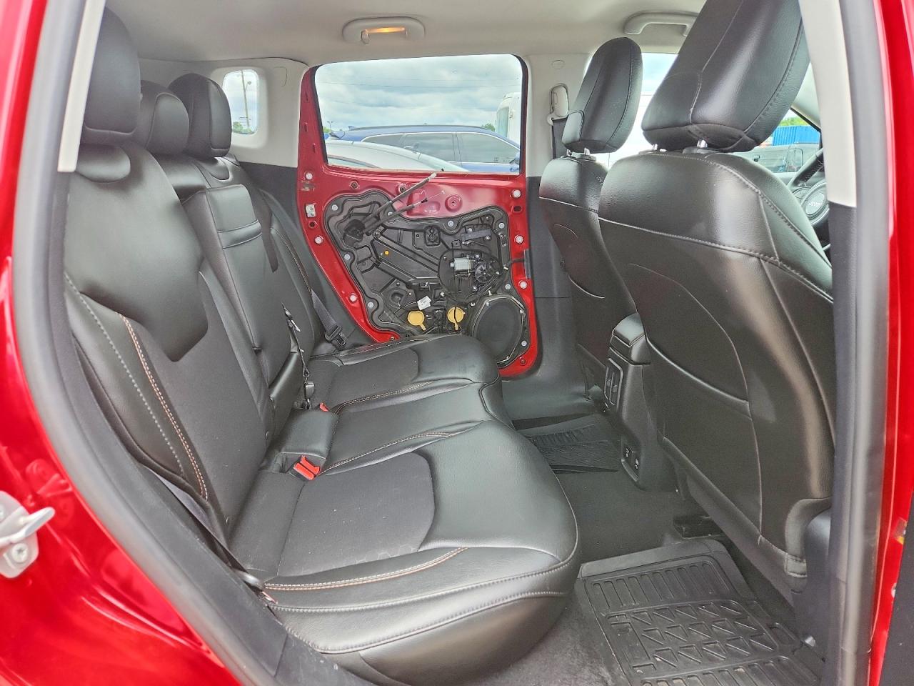 2018 Jeep Compass Latitude Burgundy vin: 3C4NJDBB2JT361629