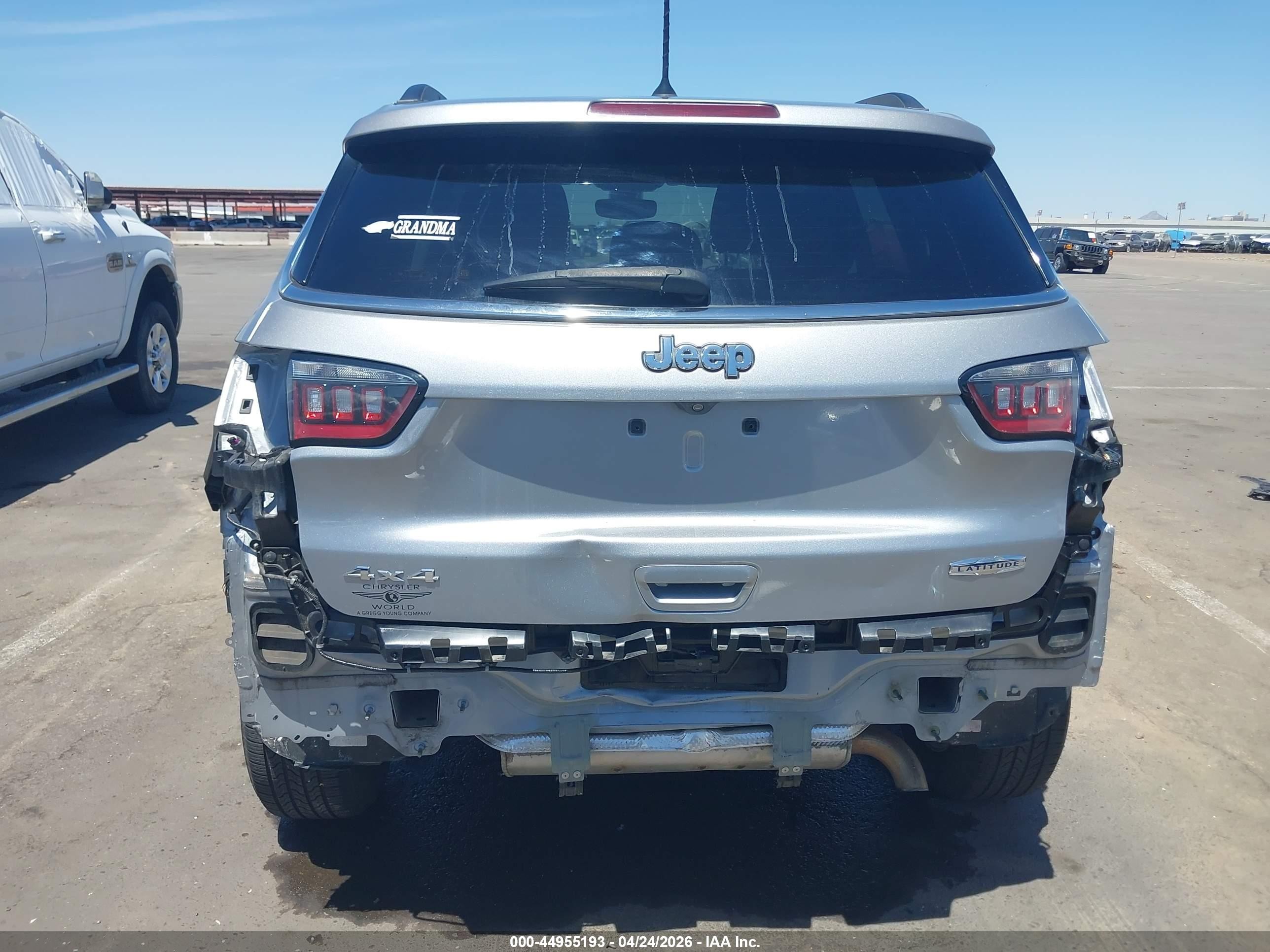 2018 Jeep Compass Latitude 4x4 Silver vin: 3C4NJDBB3JT161133