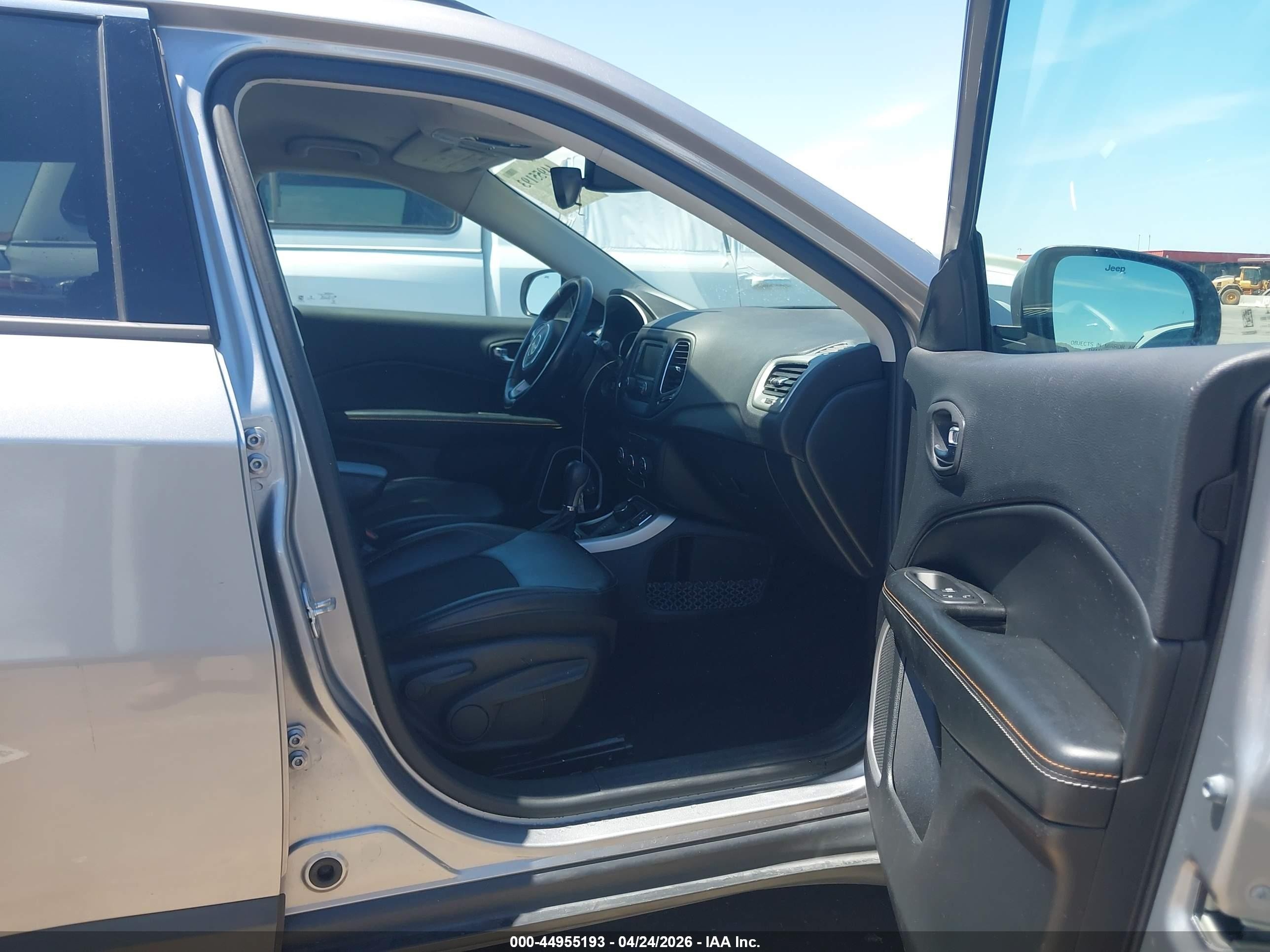 2018 Jeep Compass Latitude 4x4 Silver vin: 3C4NJDBB3JT161133